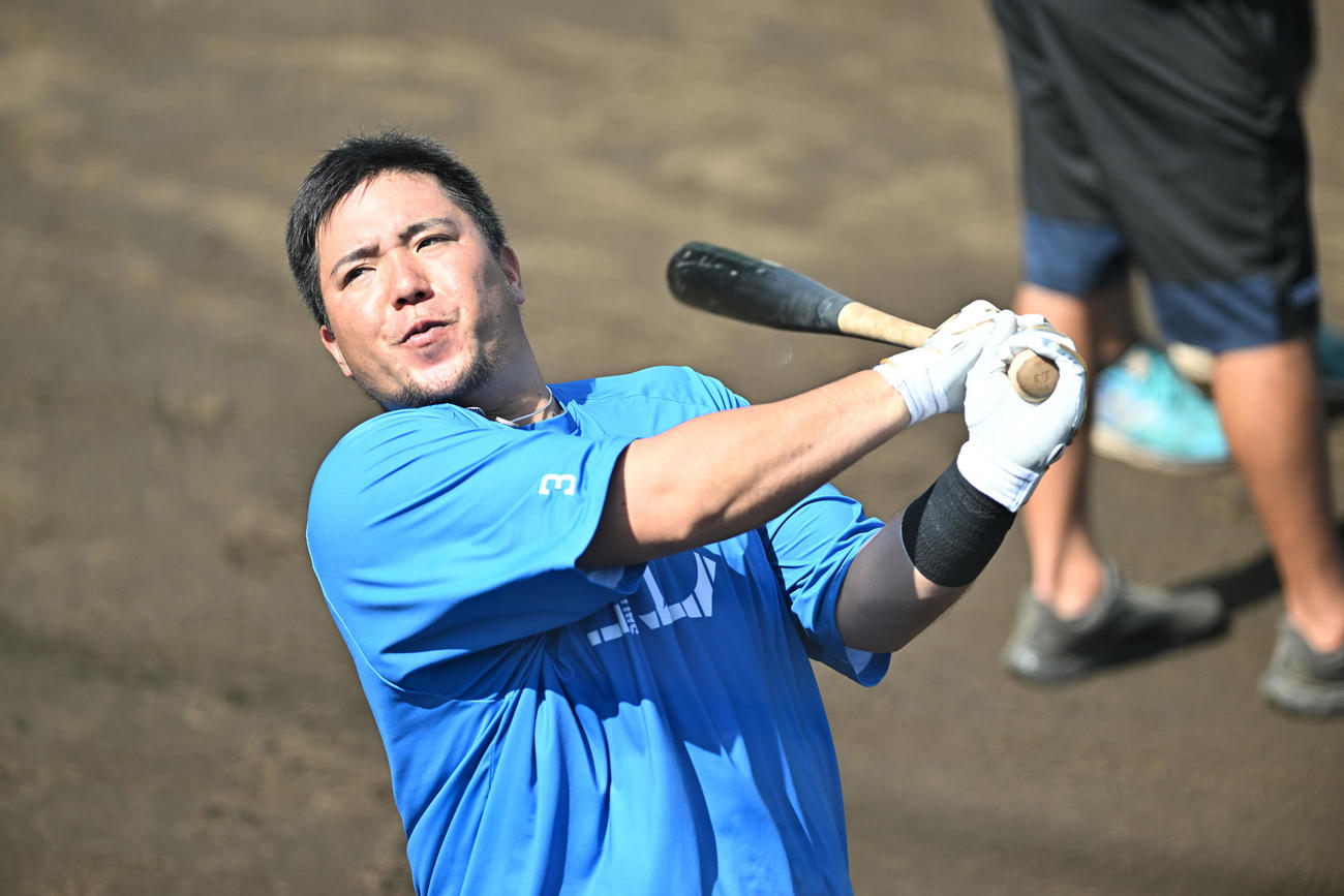打撃練習する西武山川（撮影・滝沢徹郎）