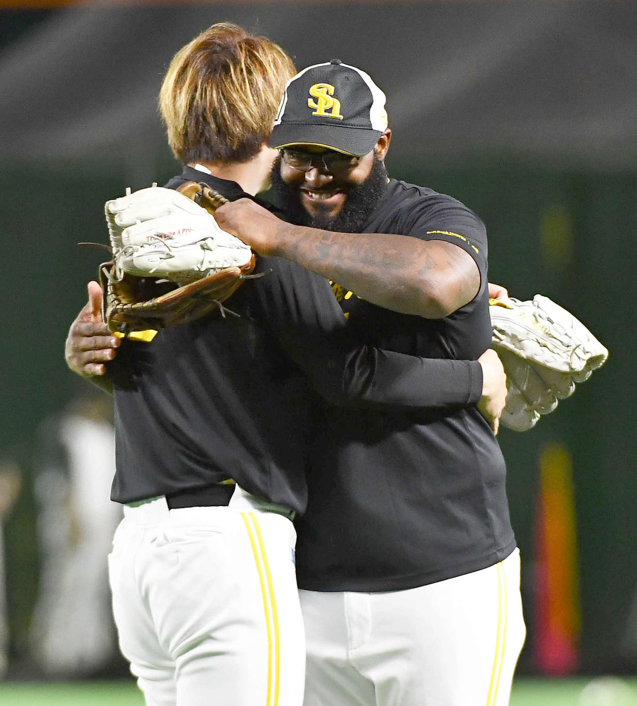 ソフトバンク対オリックス　1軍に合流したホーキンス（右）は甲斐野と笑顔で抱き合う（撮影・岩下翔太）