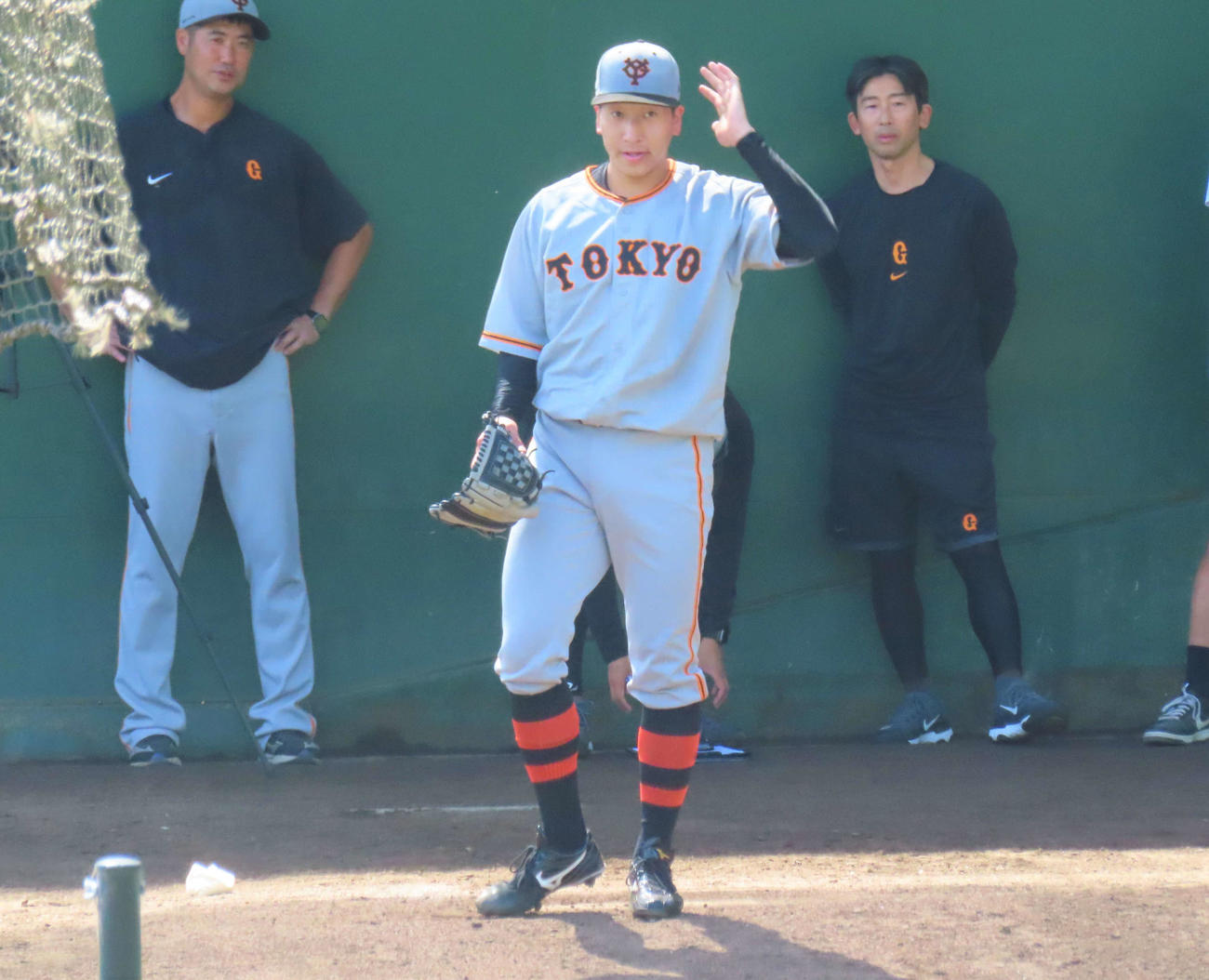 捕手を座らせて17球を投げ込んだ巨人大勢（撮影・黒須亮）