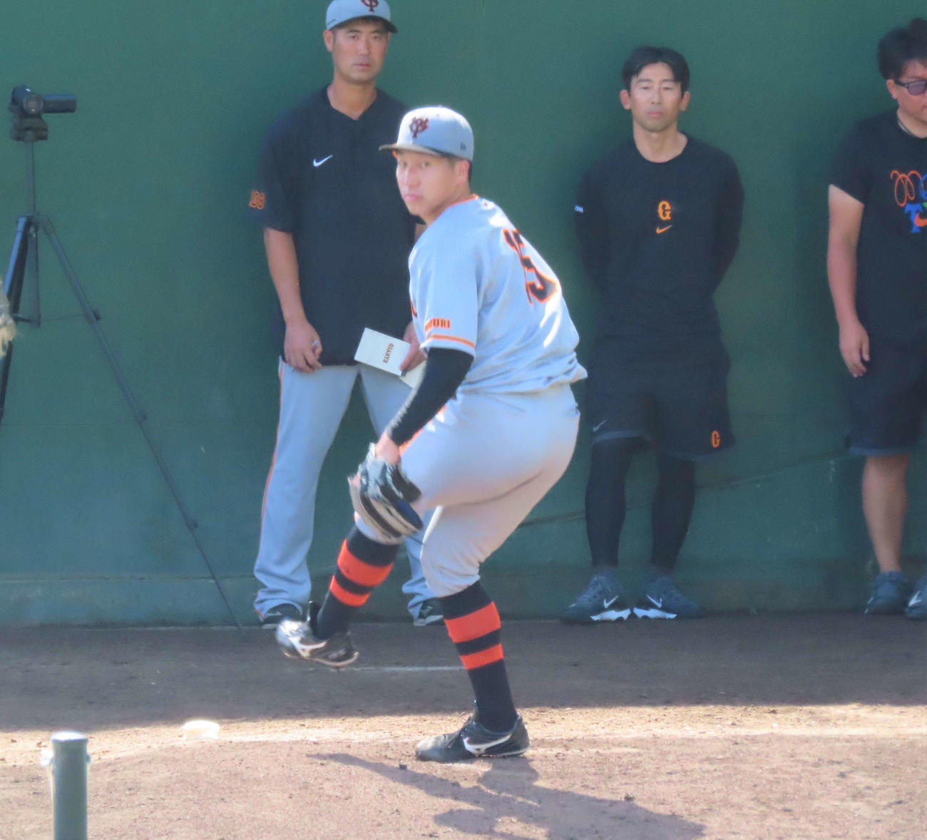 捕手を座らせて17球を投げ込んだ巨人大勢（撮影・黒須亮）
