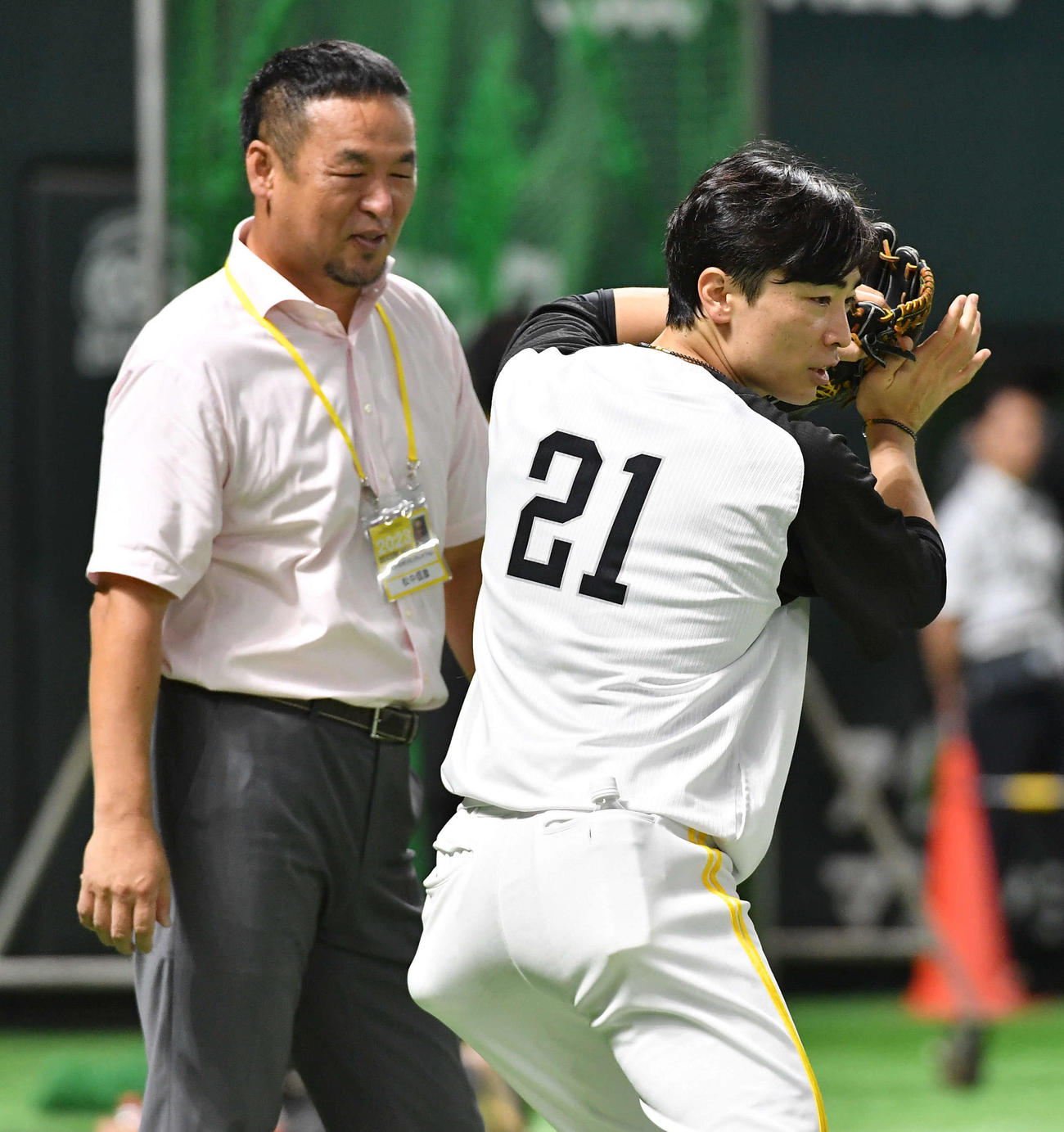 ソフトバンク対オリックス　松中氏（左）と話す和田（撮影・岩下翔太）