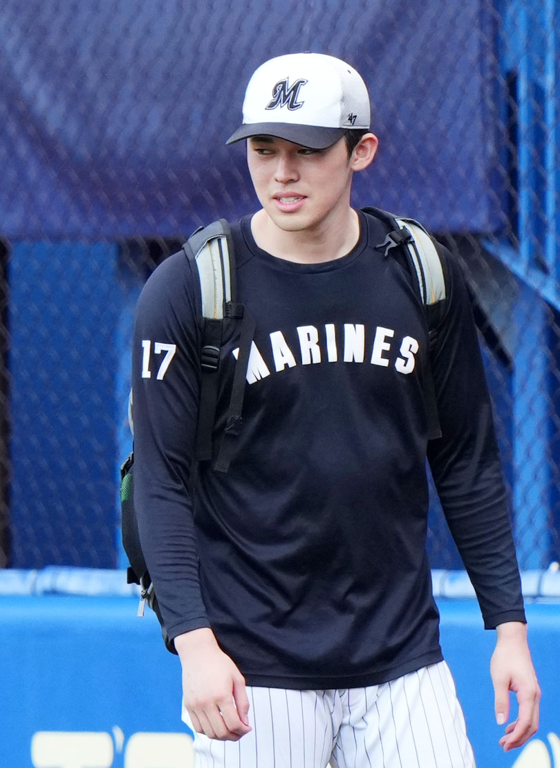 ロッテ対日本ハム　トレーニングを終え引き揚げるロッテ佐々木朗（撮影・横山健太）