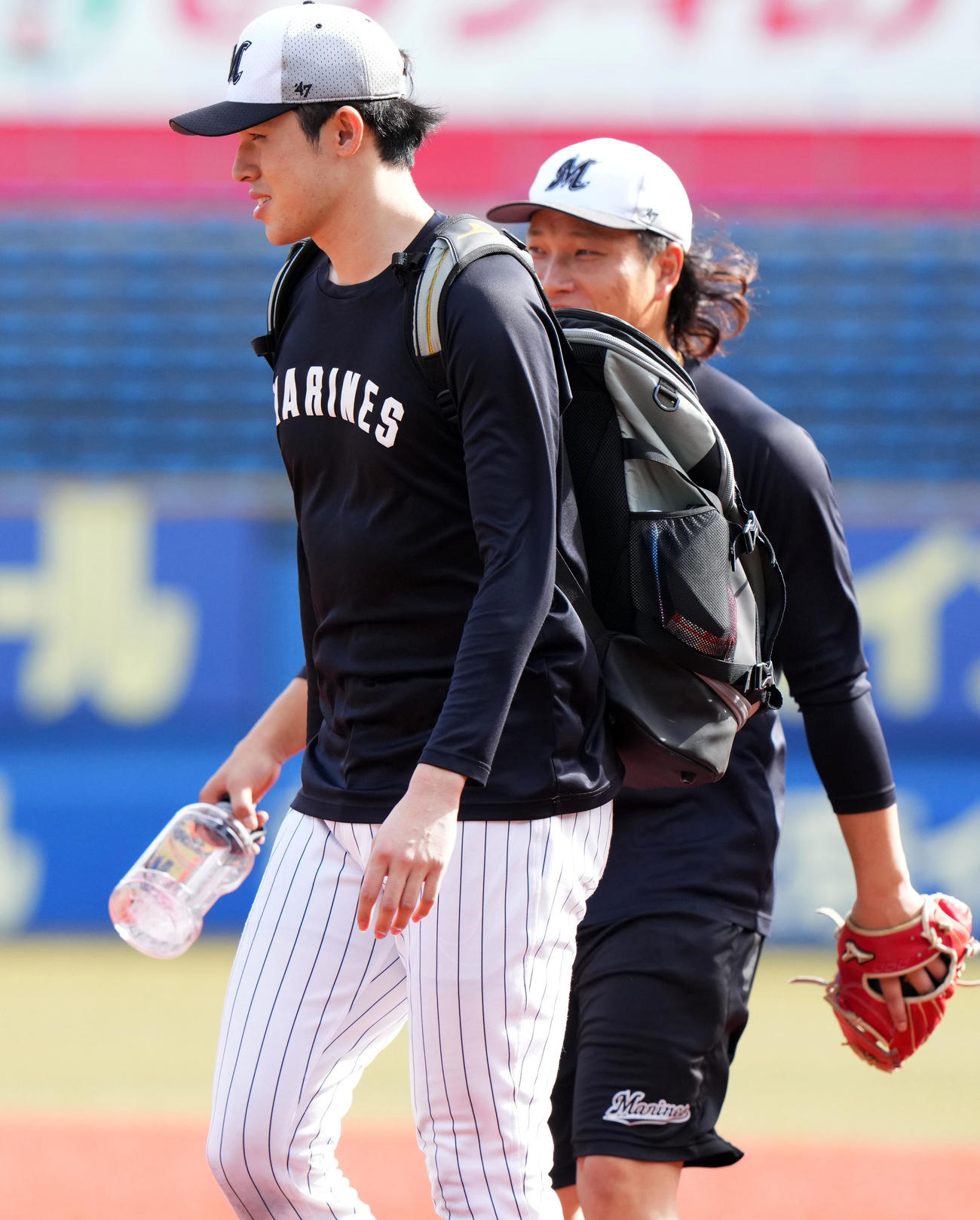 ロッテ対日本ハム　トレーニングを終え引き揚げるロッテ佐々木朗（左）（撮影・横山健太）