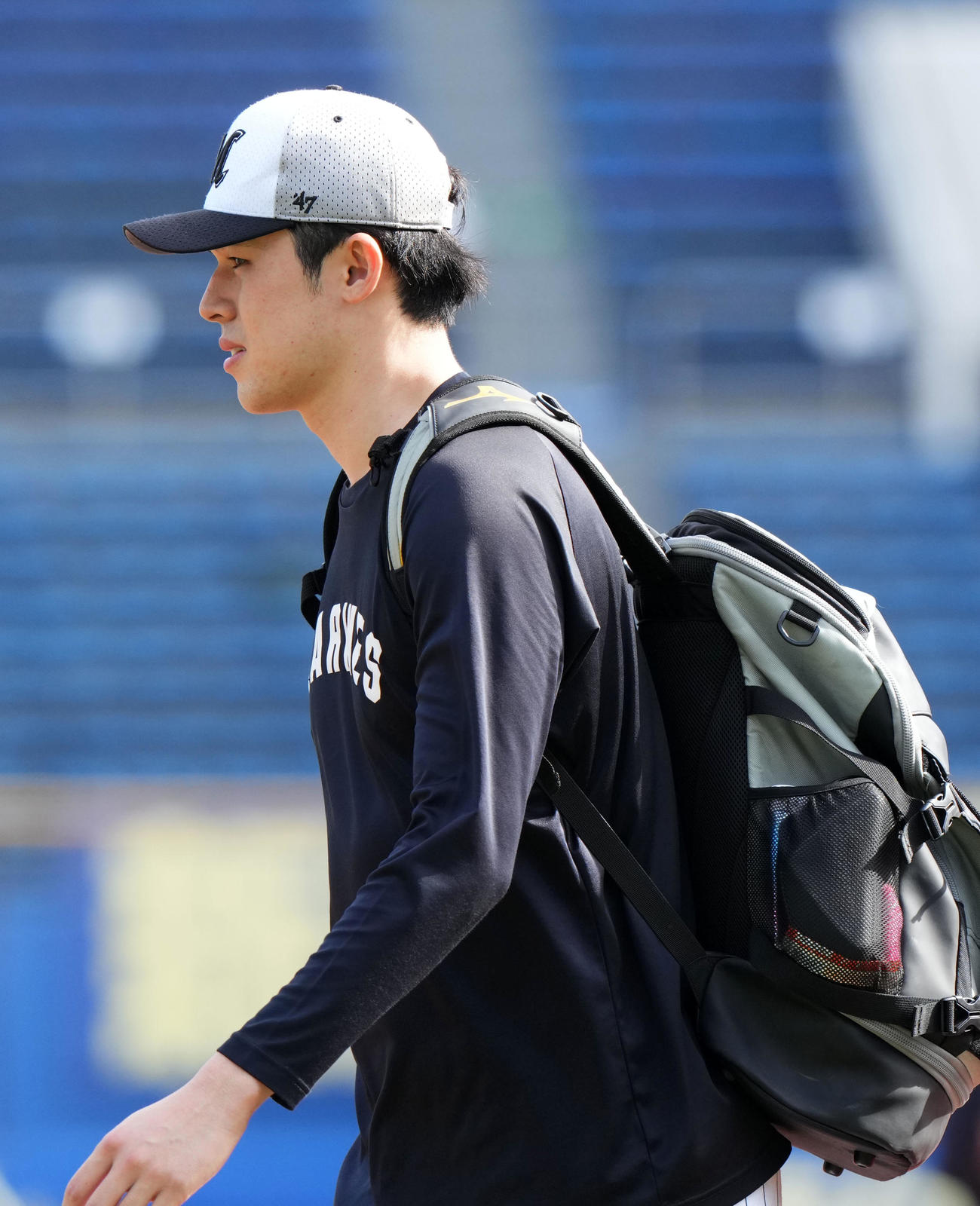 ロッテ対日本ハム　トレーニングを終え引き揚げるロッテ佐々木朗（撮影・横山健太）