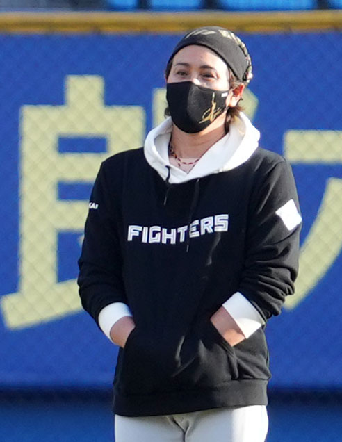ロッテ対日本ハム　練習を見つめる日本ハム新庄監督（撮影・横山健太）