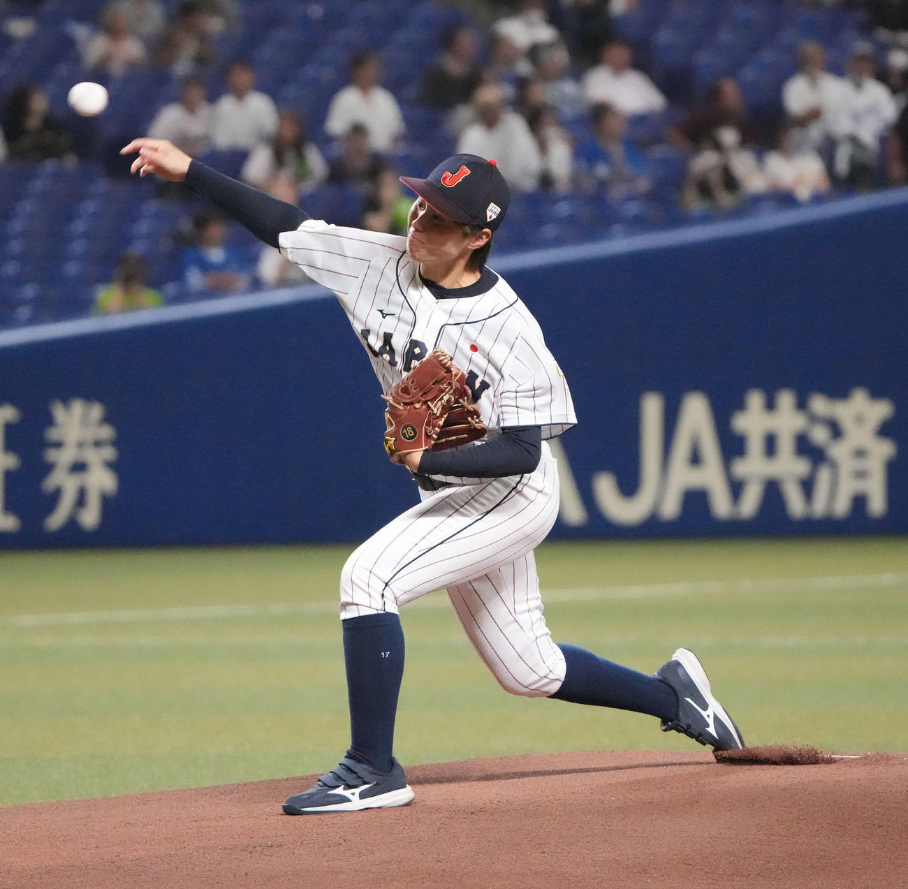 中日対ヤクルト　試合前、セレモニアルピッチを行う女子野球日本代表の堀田ありさ（撮影・森本幸一）