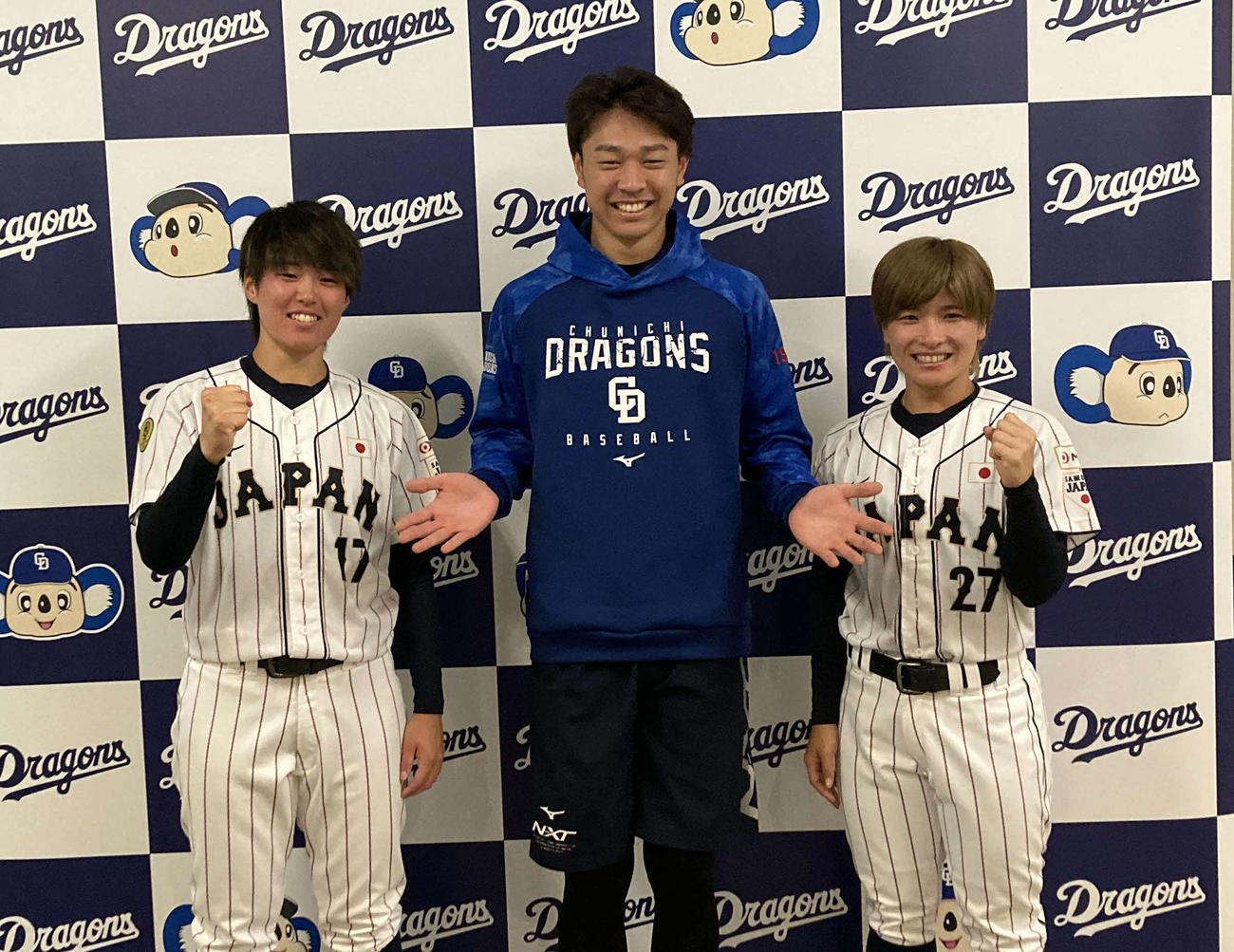 中日高橋宏（中央）から激励を受けた侍ジャパン女子、堀田（左）只埜（右）