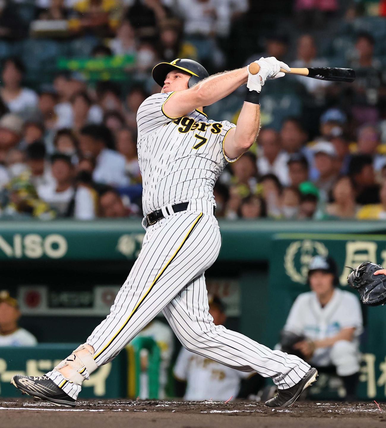 阪神対DeNA 2回裏阪神2死、ノイジーは左越えに先制ソロ本塁打を放つ（撮影・上田博志）