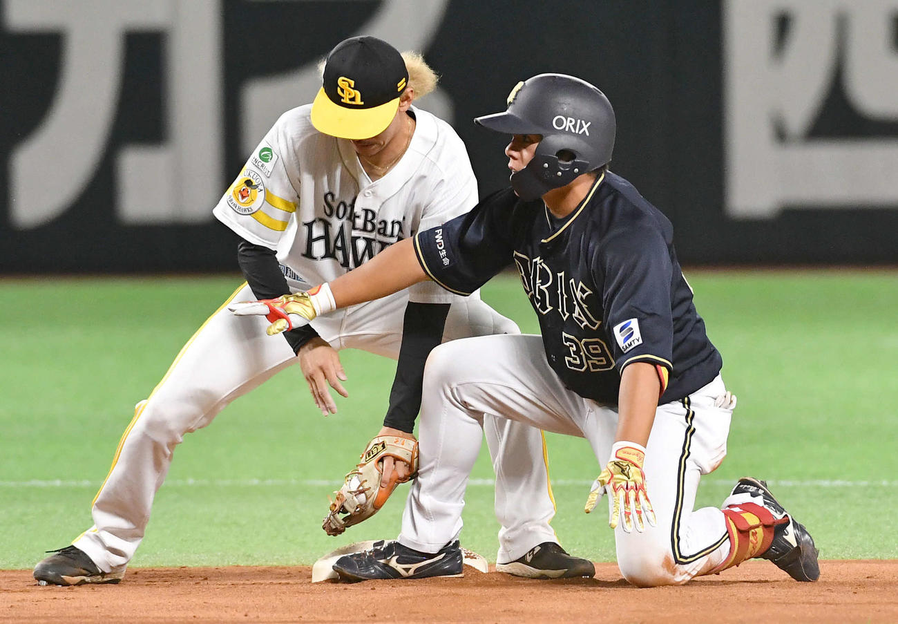 ソフトバンク対オリックス　2回表オリックス2死一塁、左前安打を放ち、返球間に二塁を陥れた池田（撮影・岩下翔太）
