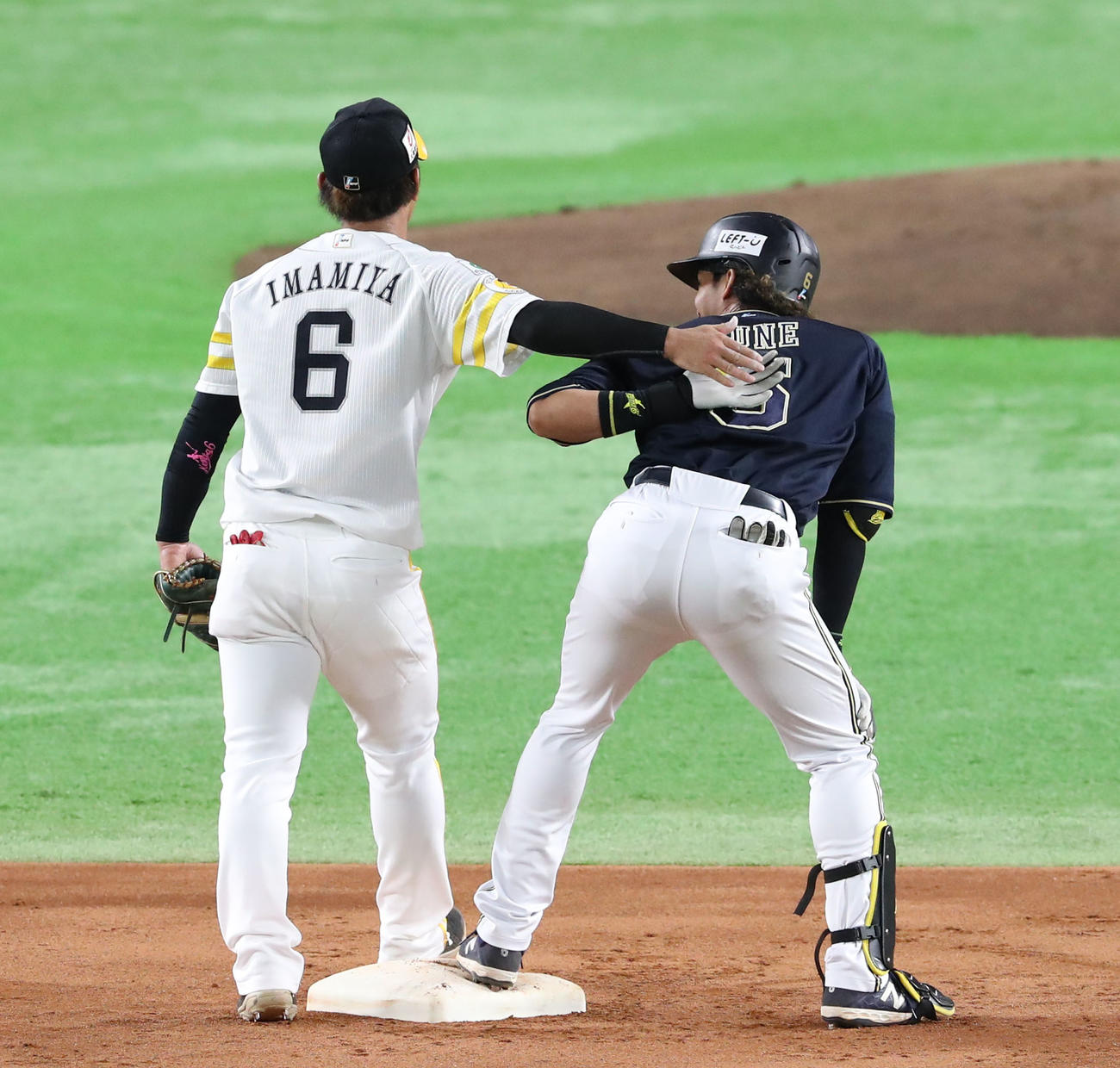 ソフトバンク対オリックス　2回表オリックス2死二、三塁、宗は右越えに適時二塁打を放つ、外野からの送球が背中に当たり痛そうにする（撮影・梅根麻紀）