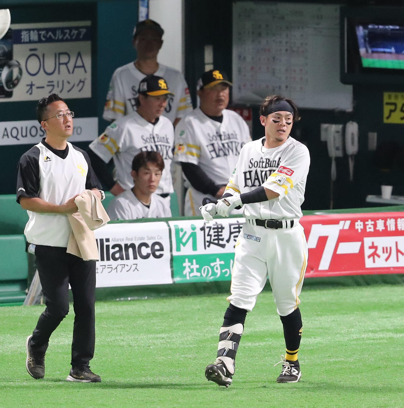 ソフトバンク対オリックス　2回裏ソフトバンク無死、牧原大は死球を受け、痛さに走る（撮影・梅根麻紀）