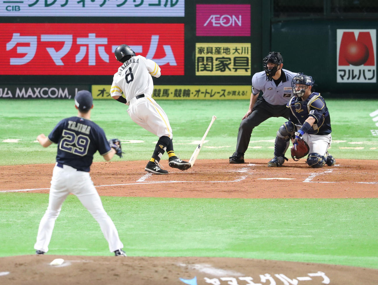ソフトバンク対オリックス　2回裏ソフトバンク無死、牧原大は死球を受け、痛さに走る（撮影・梅根麻紀）