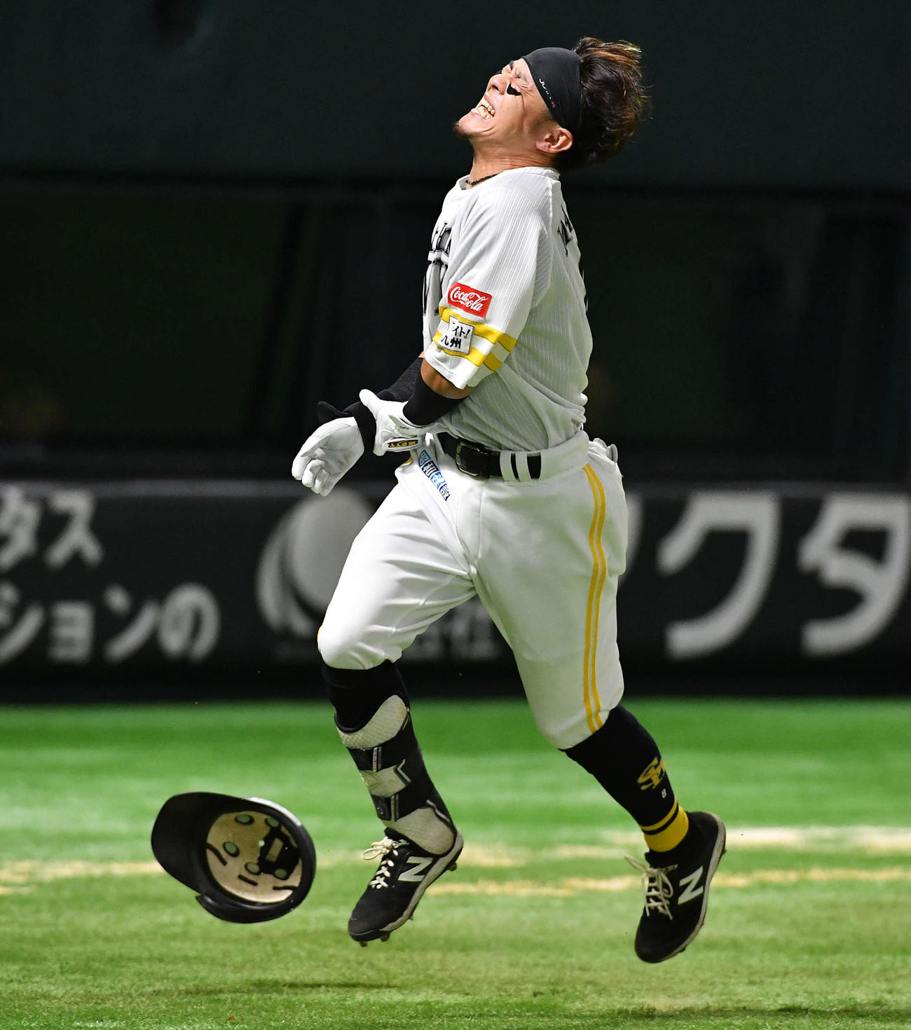 ソフトバンク対オリックス　2回裏ソフトバンク無死、死球を受けた牧原大は痛みのあまりに走りだす（撮影・岩下翔太）