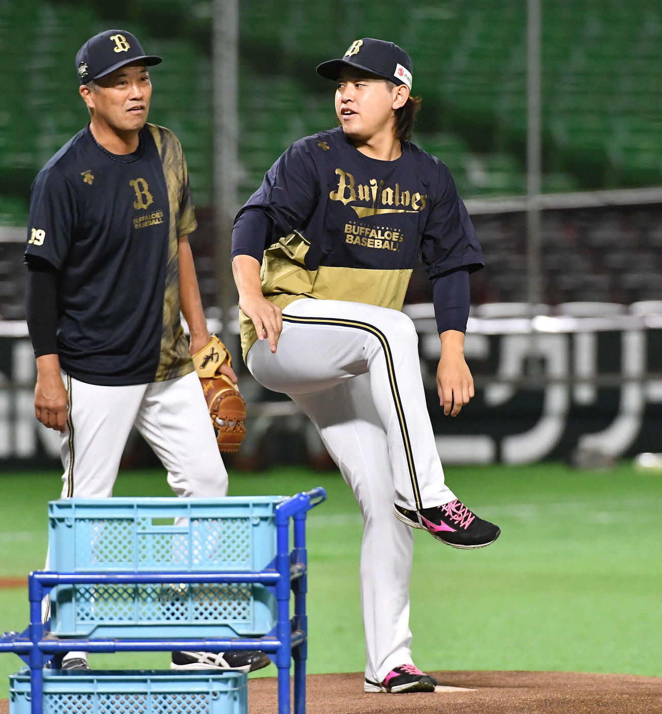 ソフトバンク対オリックス　マウンドを確認する宮城（撮影・岩下翔太）