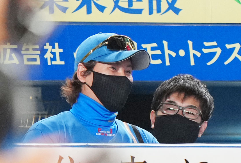 ロッテ対日本ハム　ダッシュマンレースを終え笑みを浮かべる日本ハム新庄監督（左）（撮影・横山健太）