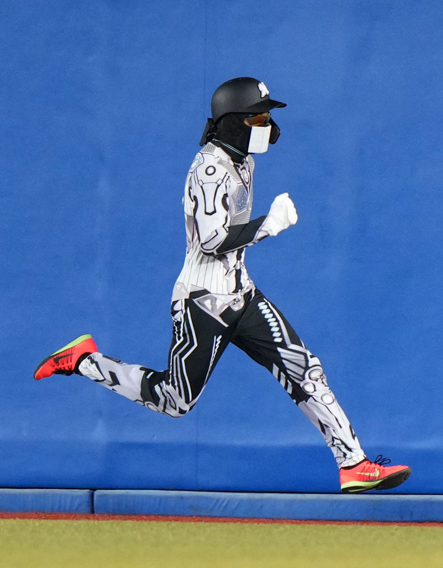 ロッテ対日本ハム　快足を飛ばすダッシュマン（撮影・横山健太）