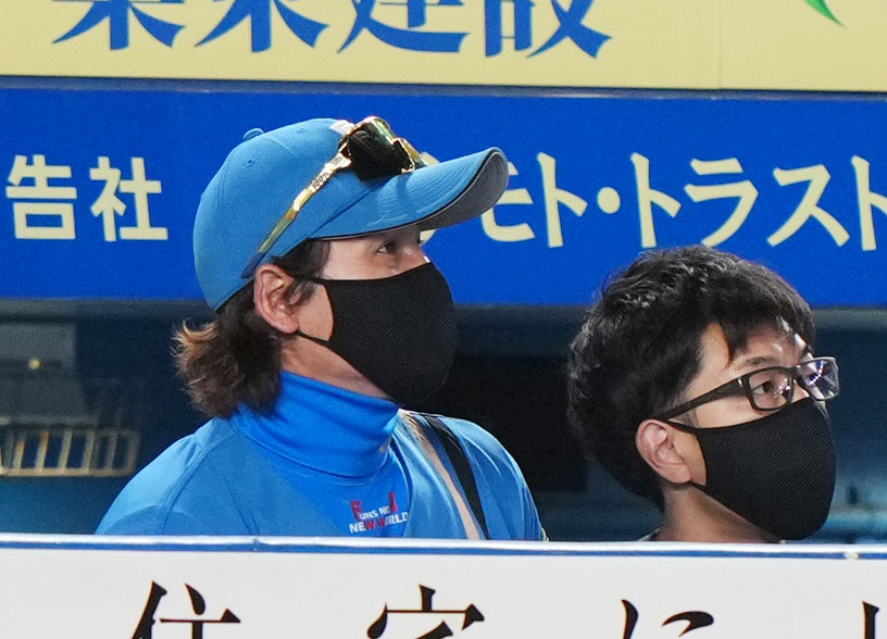 ロッテ対日本ハム　ダッシュマンを見つめる日本ハム新庄監督（左）（撮影・横山健太）