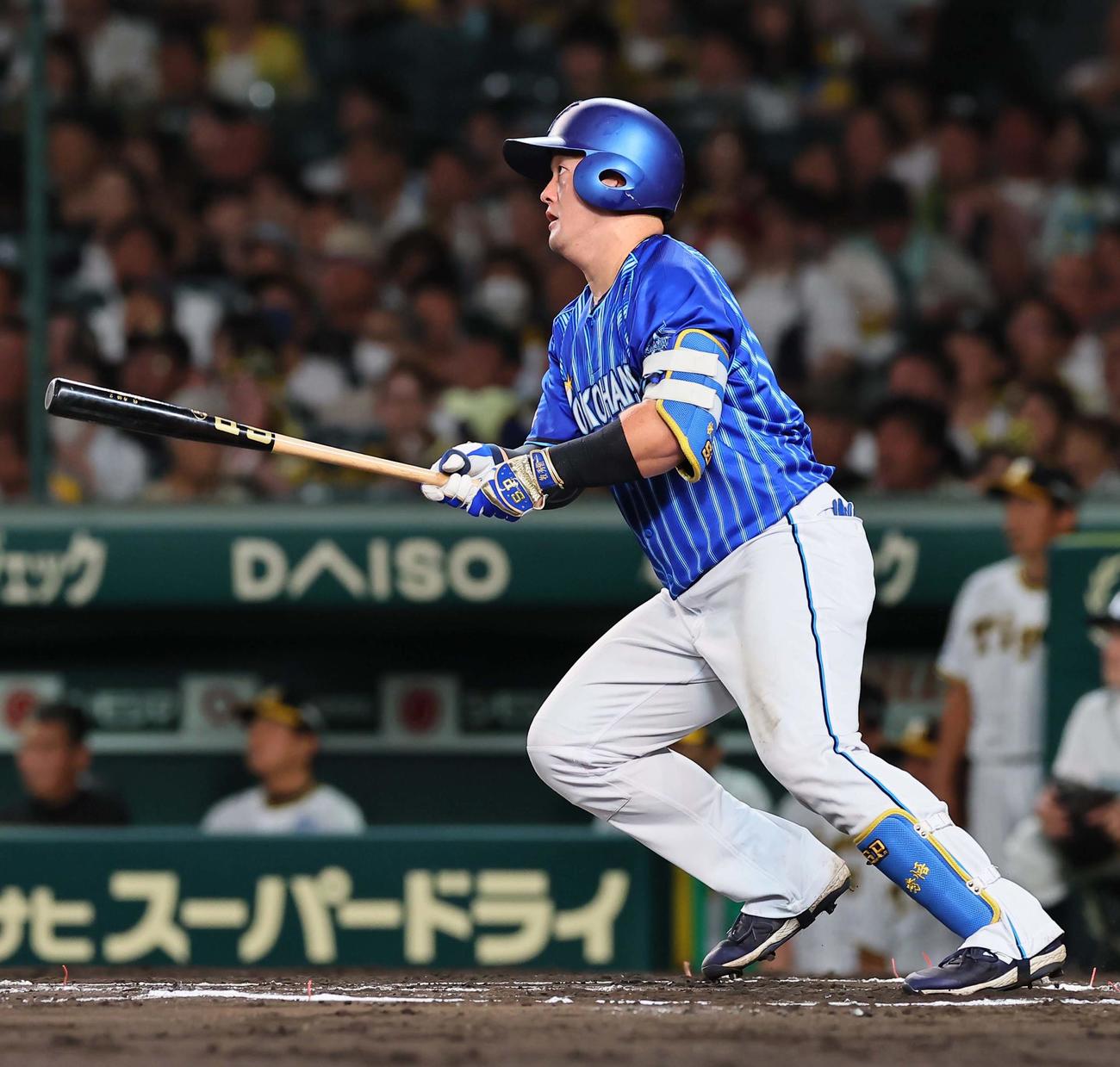 阪神対DeNA 6回表DeNA2死一、三塁、牧は勝ち越しとなる3点本塁打を放つ（撮影・上田博志）