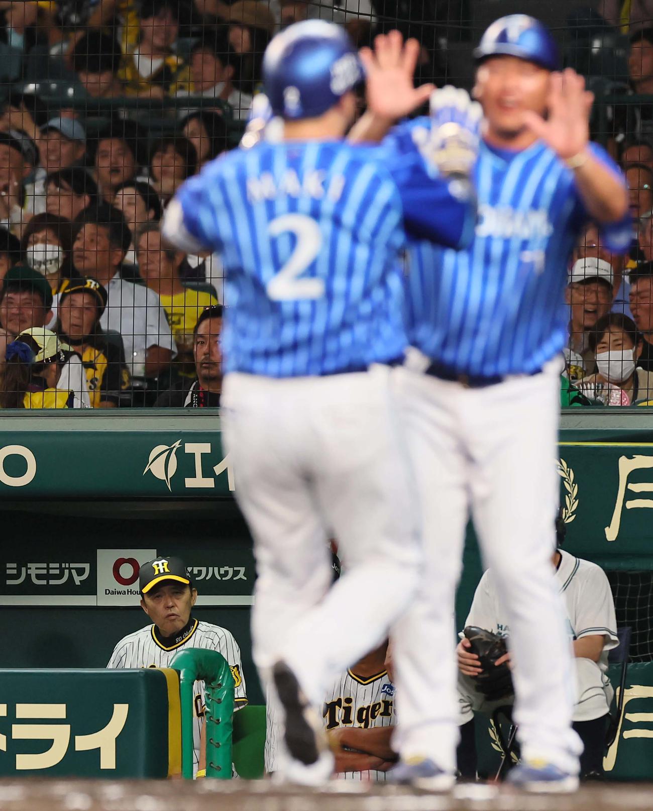 阪神対DeNA 6回表DeNA2死一、三塁、岡田監督（左）は勝ち越し3点本塁打を放った牧を見つめる（撮影・上田博志）