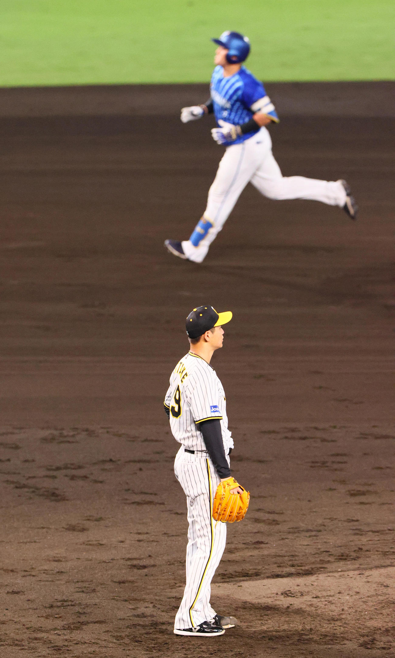 阪神対DeNA 6回表DeNA2死一、三塁、大竹（手前）は牧に右越え3点本塁打を被弾する（撮影・上山淳一）