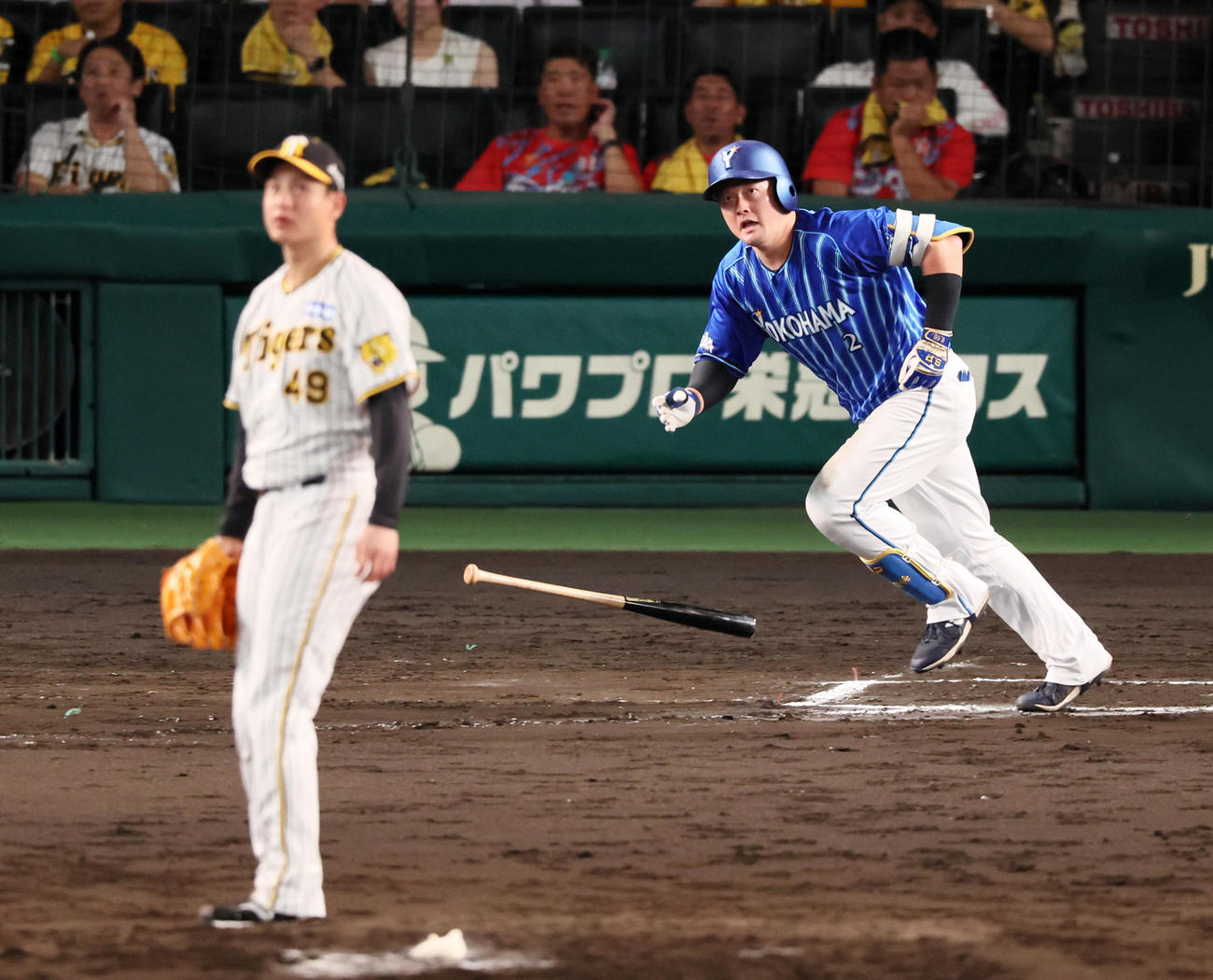 阪神対DeNA 6回表DeNA2死一、三塁、牧は右越え3点本塁打を放つ。投手は大竹（撮影・加藤哉）