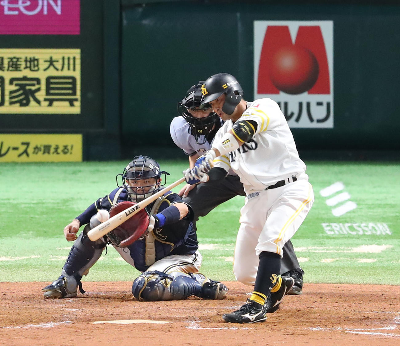 ソフトバンク対オリックス　5回裏ソフトバンク無死一塁、嶺井は左中間に2点本塁打を放つ（撮影・梅根麻紀）