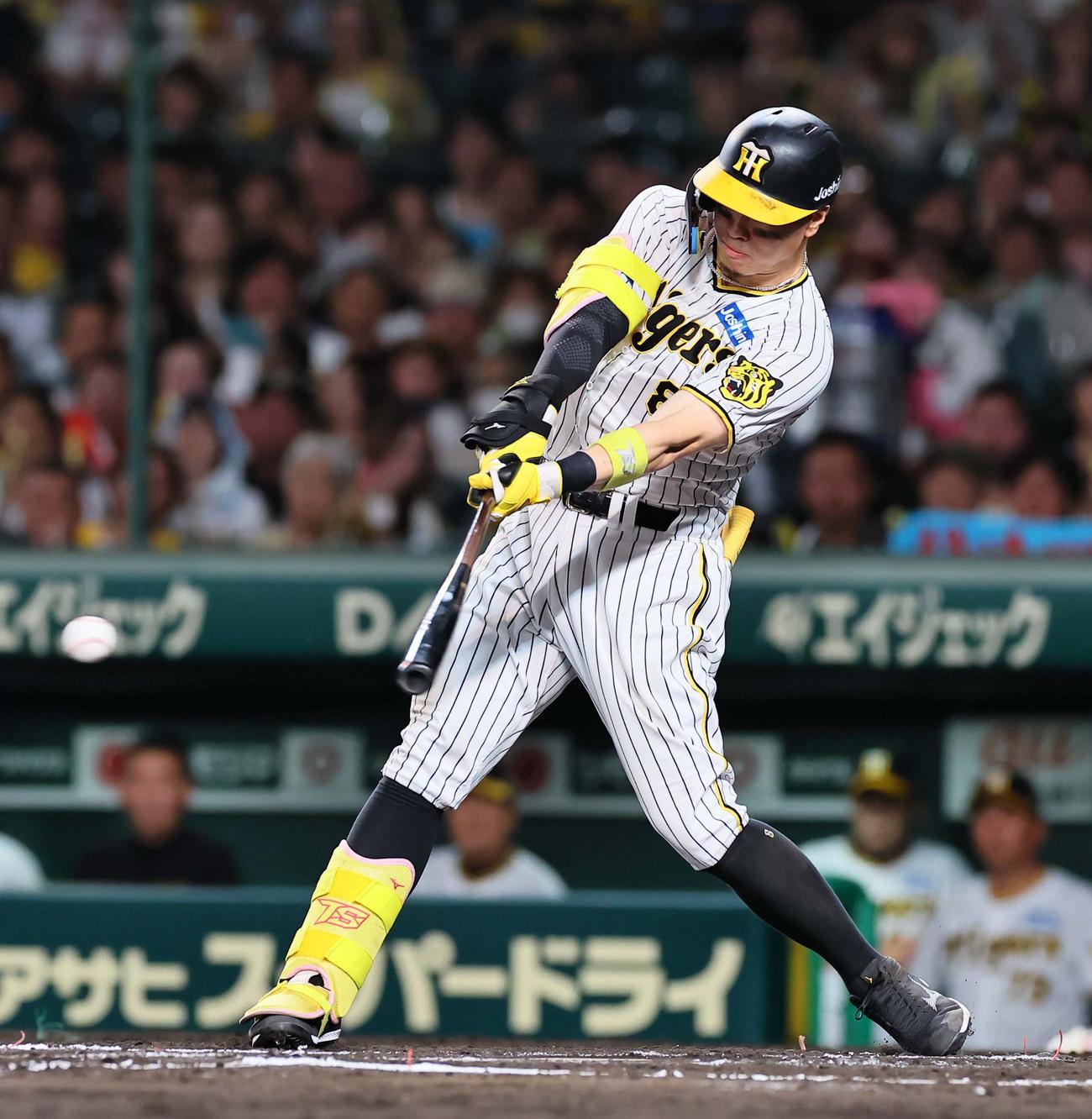 阪神対DeNA 6回裏阪神2死一、二塁、佐藤輝は左前適時打を放つ（撮影・上田博志）