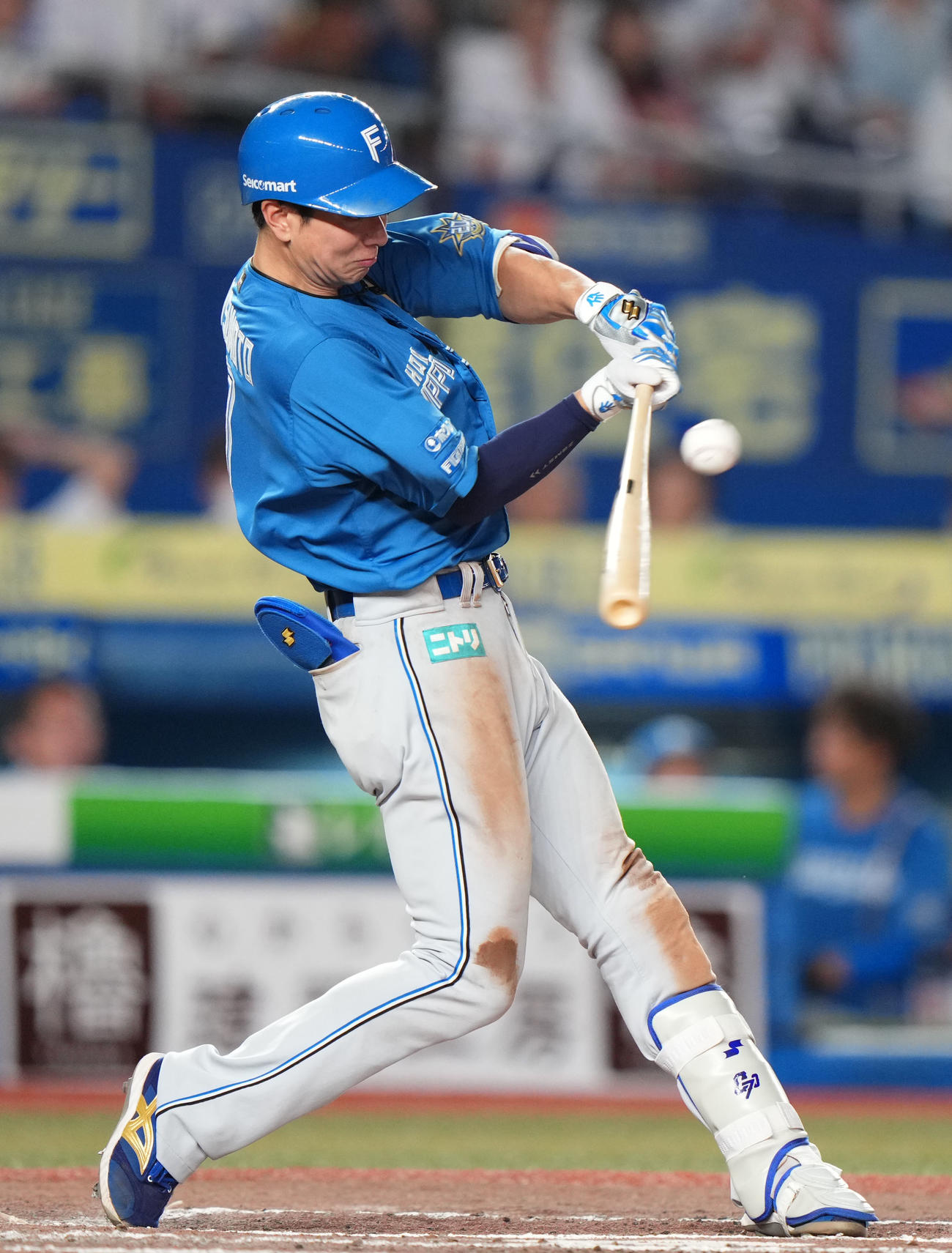 ロッテ対日本ハム　7回表日本ハム2死一、三塁、右前適時打を放つ松本剛（撮影・横山健太）