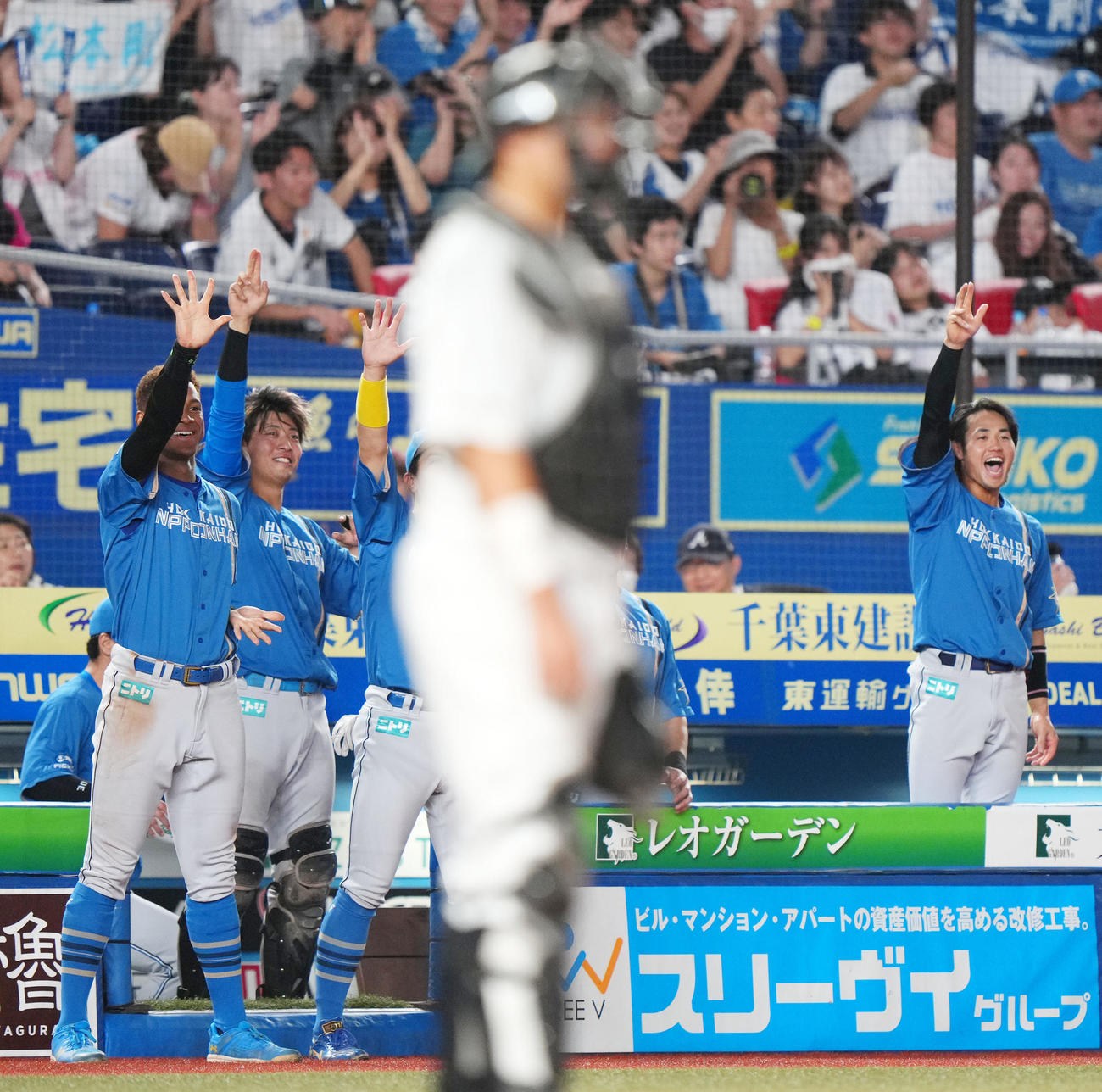 ロッテ対日本ハム　7回表日本ハム2死一、三塁、松本剛が右前適時打を放ち歓喜する日本ハムナイン（撮影・横山健太）