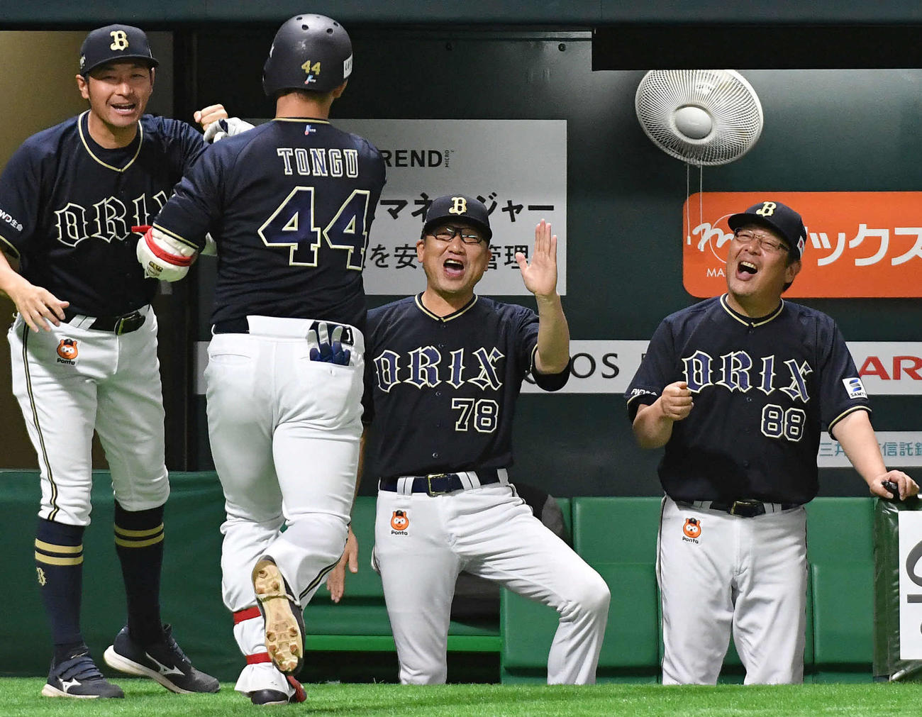 ソフトバンク対オリックス　1回表オリックス2死一、二塁、先制の左越え3点本塁打を放った頓宮（左から2人目）を笑顔で迎える中嶋監督（右から2人目）らオリックスナイン（撮影・岩下翔太）