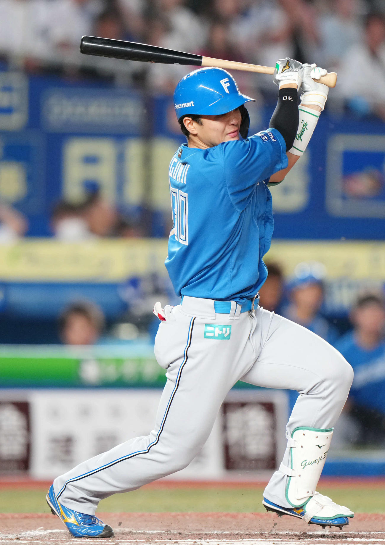 ロッテ対日本ハム　7回表日本ハム2死一、三塁、右前適時打を放つ郡司（撮影・横山健太）