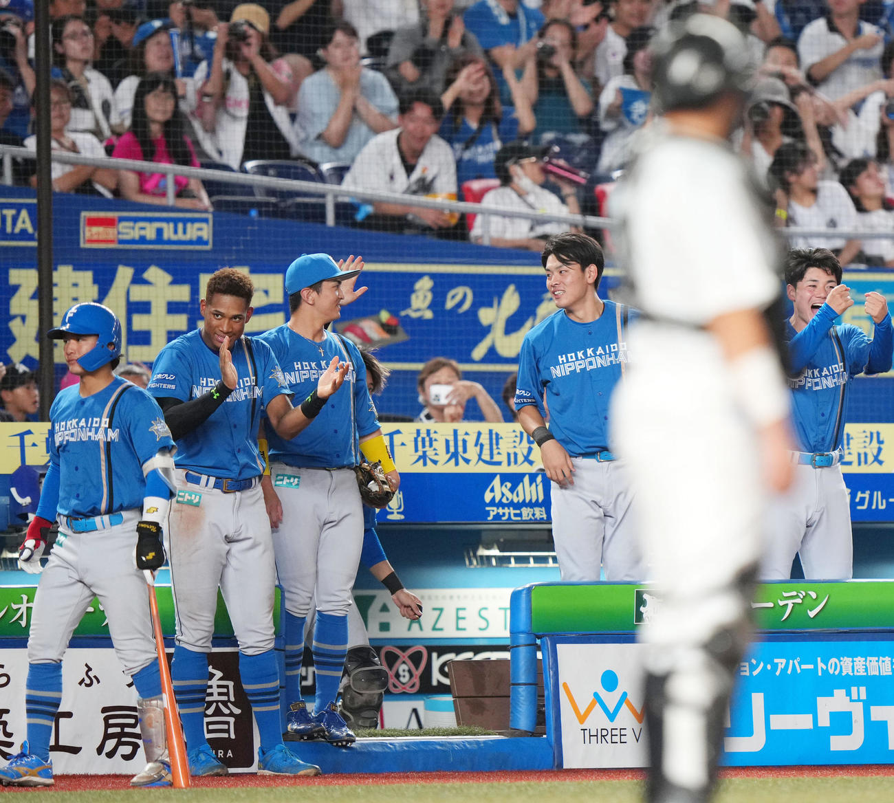 ロッテ対日本ハム　7回表日本ハム2死一、三塁、郡司が右前適時打を放ち歓喜する日本ハムナイン（撮影・横山健太）