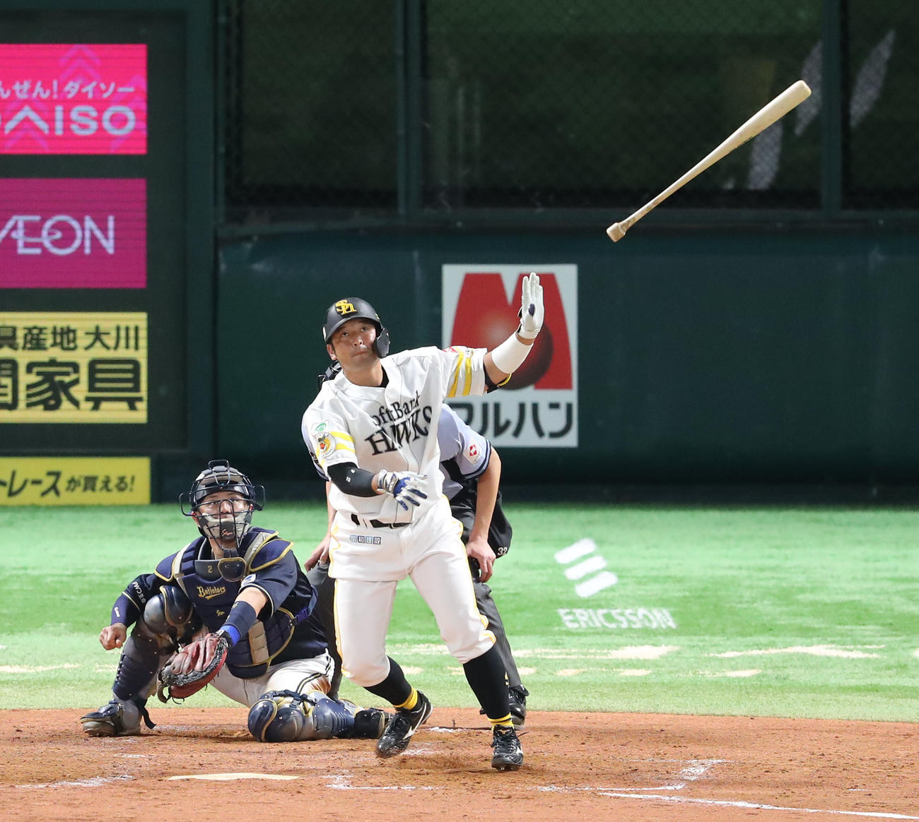 ソフトバンク対オリックス　5回裏ソフトバンク無死一塁、嶺井は左中間に2点本塁打を放つ（撮影・梅根麻紀）