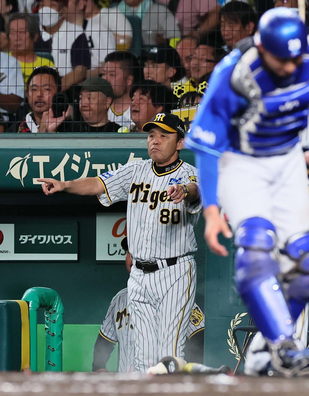 阪神対DeNA 6回裏阪神無死、近本のアウトの判定にリクエストを要求する岡田監督（撮影・上田博志）