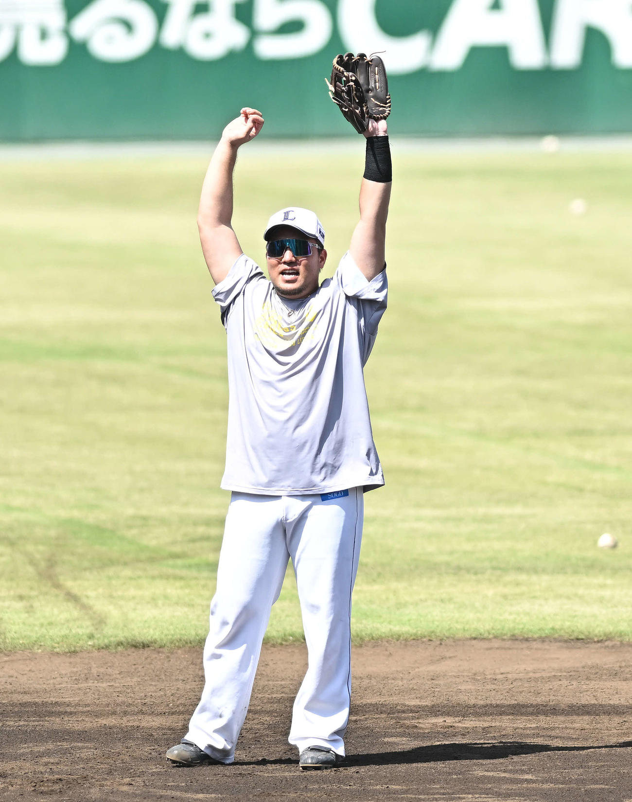 声を出し守備練習に臨む西武山川（撮影・滝沢徹郎）