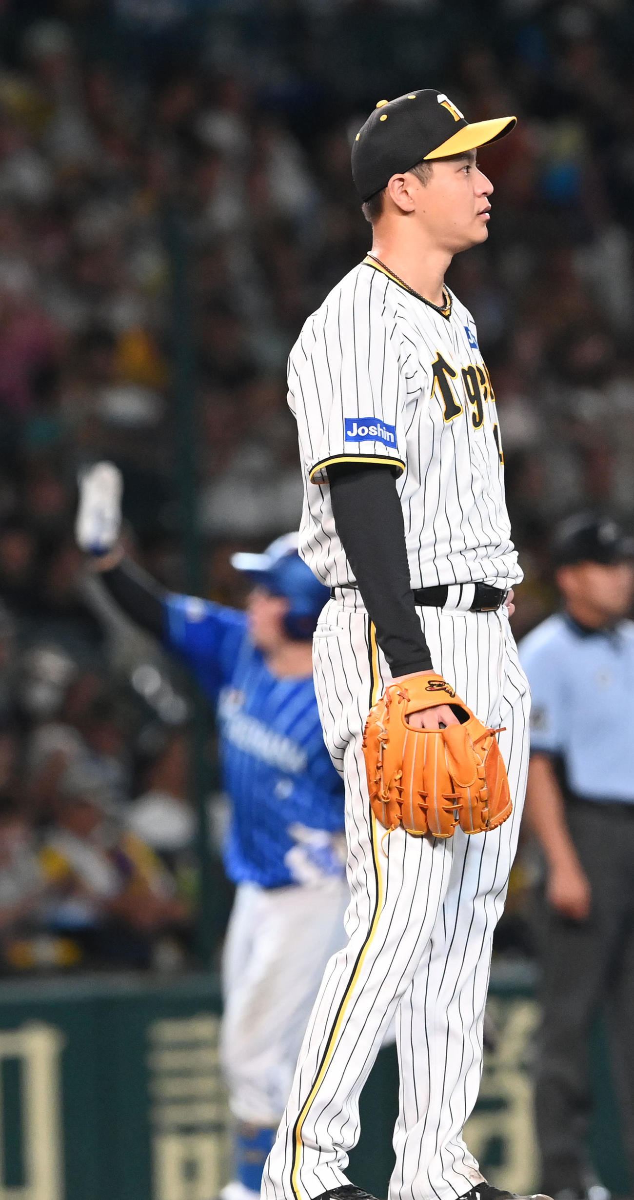 阪神対DeNA 6回表DeNA2死一、三塁、牧に右中間へ3点本塁打を打たれがっくりする大竹（撮影・前岡正明）