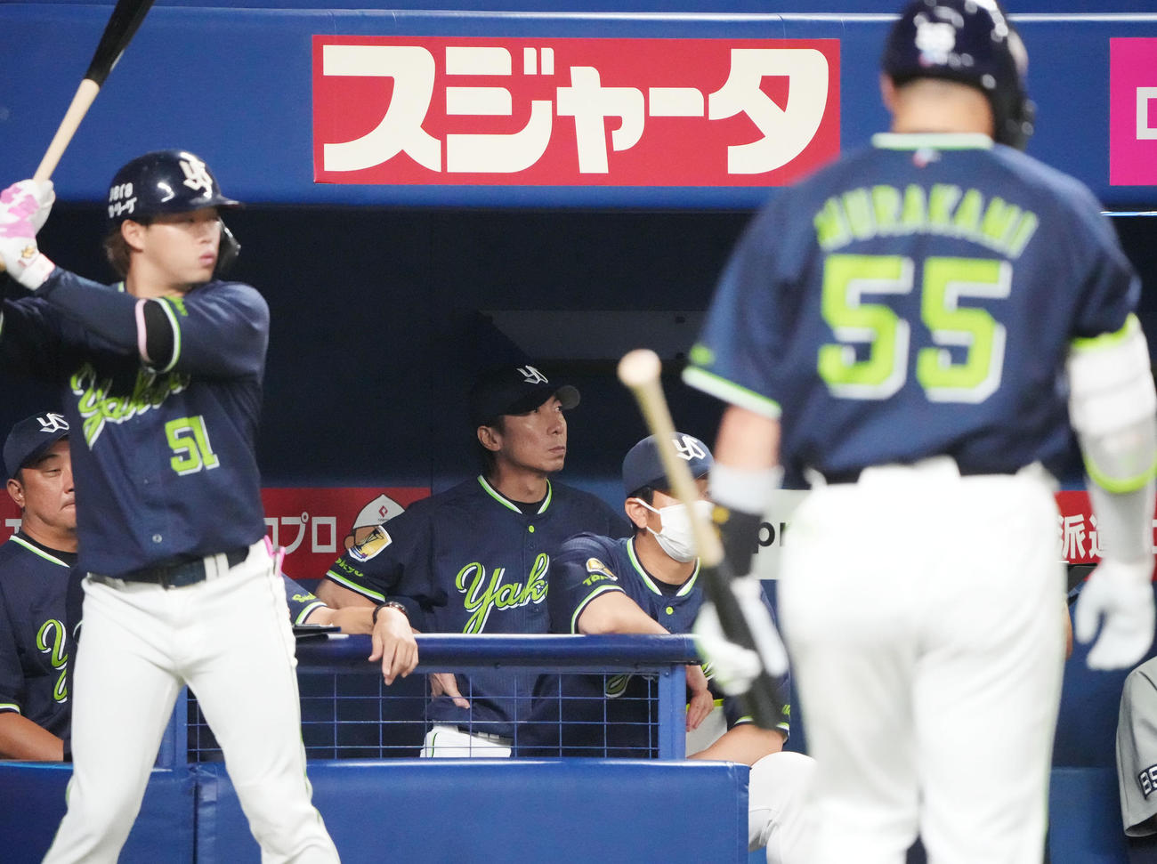 中日対ヤクルト　4回表ヤクルト2死一、二塁、ベンチからグラウンドを見つめる高津監督（中央）（撮影・森本幸一）