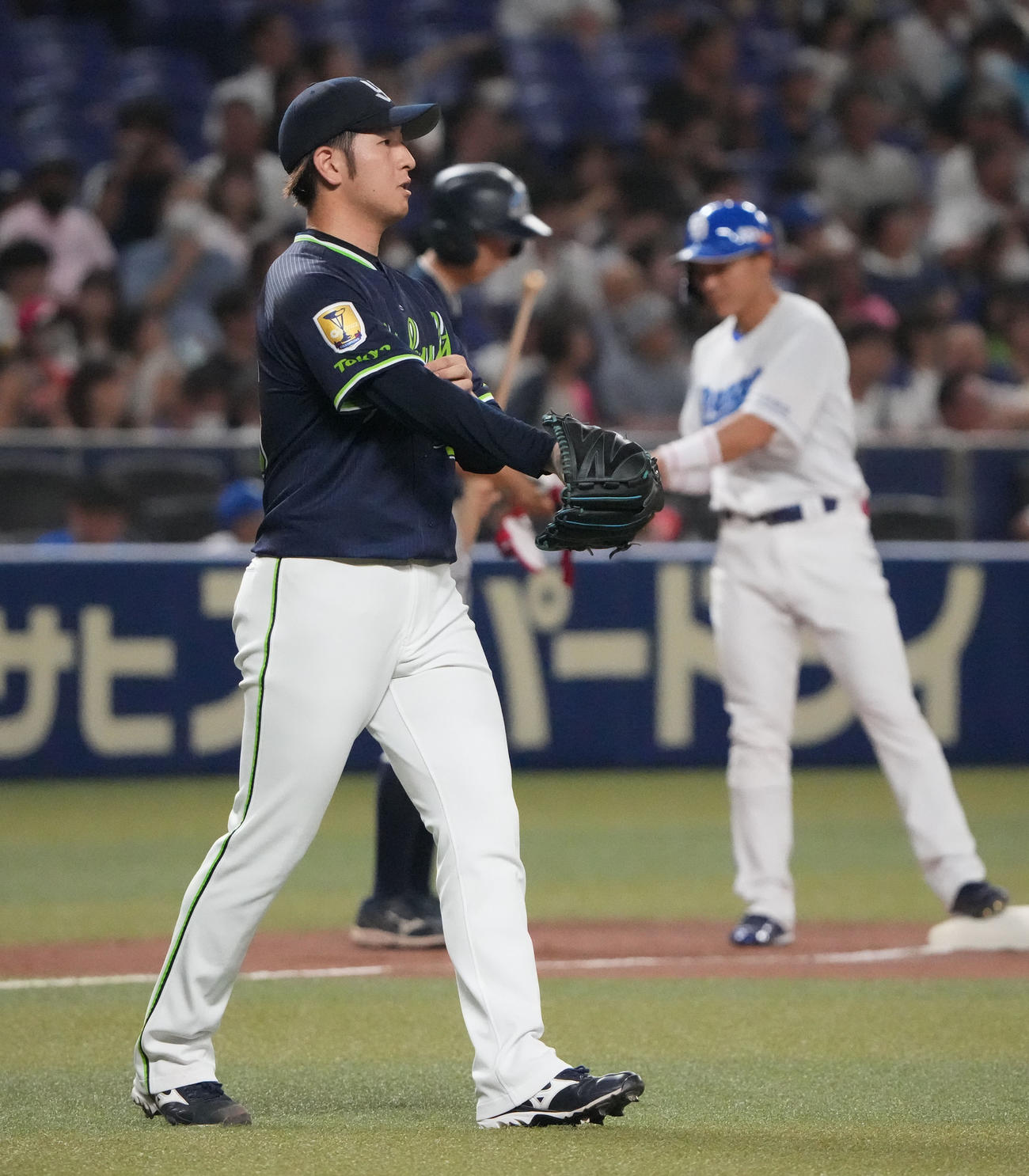 中日対ヤクルト　3回裏中日2死二塁、大島に右適時三塁打を打たれた小沢（左）（撮影・森本幸一）