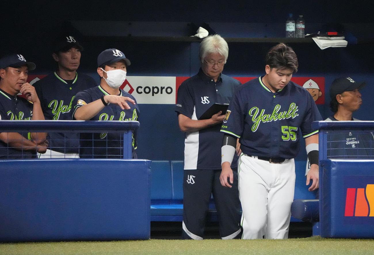 中日対ヤクルト　6回表ヤクルト1死一、三塁、好機に三振に倒れさえない表情の村上（右から2人目）左から2人目は高津監督（撮影・森本幸一）