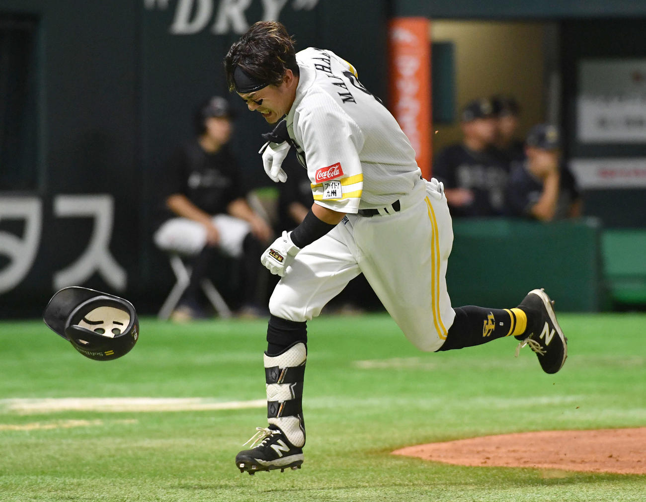 ソフトバンク対オリックス　2回裏ソフトバンク無死、死球を受けた牧原大は痛みのあまりに走りだす（撮影・岩下翔太）