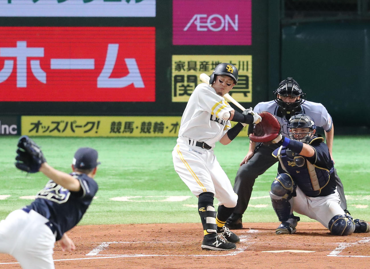 ソフトバンク対オリックス　2回裏ソフトバンク無死、牧原大は死球を受け、痛さに走る（撮影・梅根麻紀）