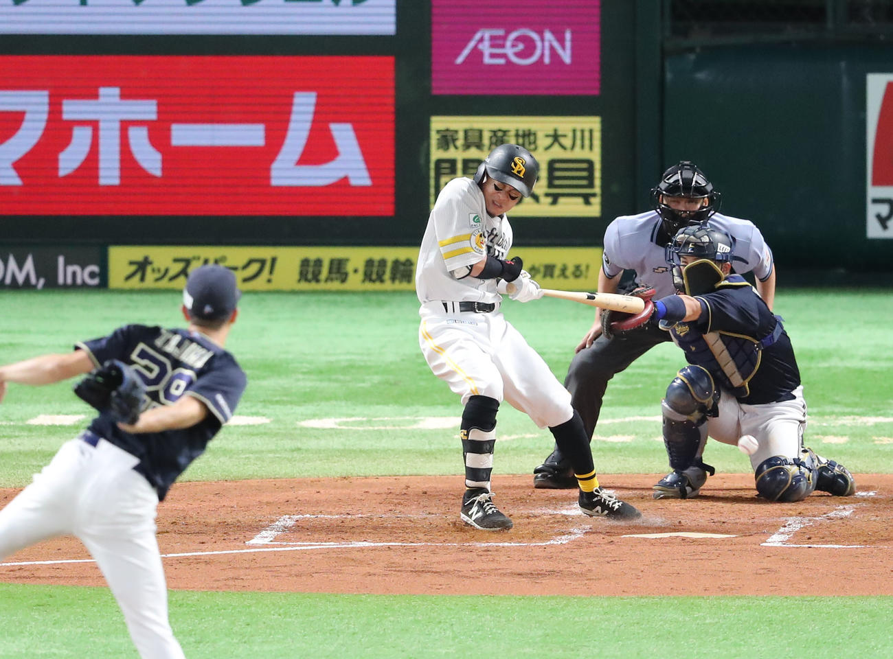 ソフトバンク対オリックス　2回裏ソフトバンク無死、牧原大は死球を受け、痛さに走る（撮影・梅根麻紀）