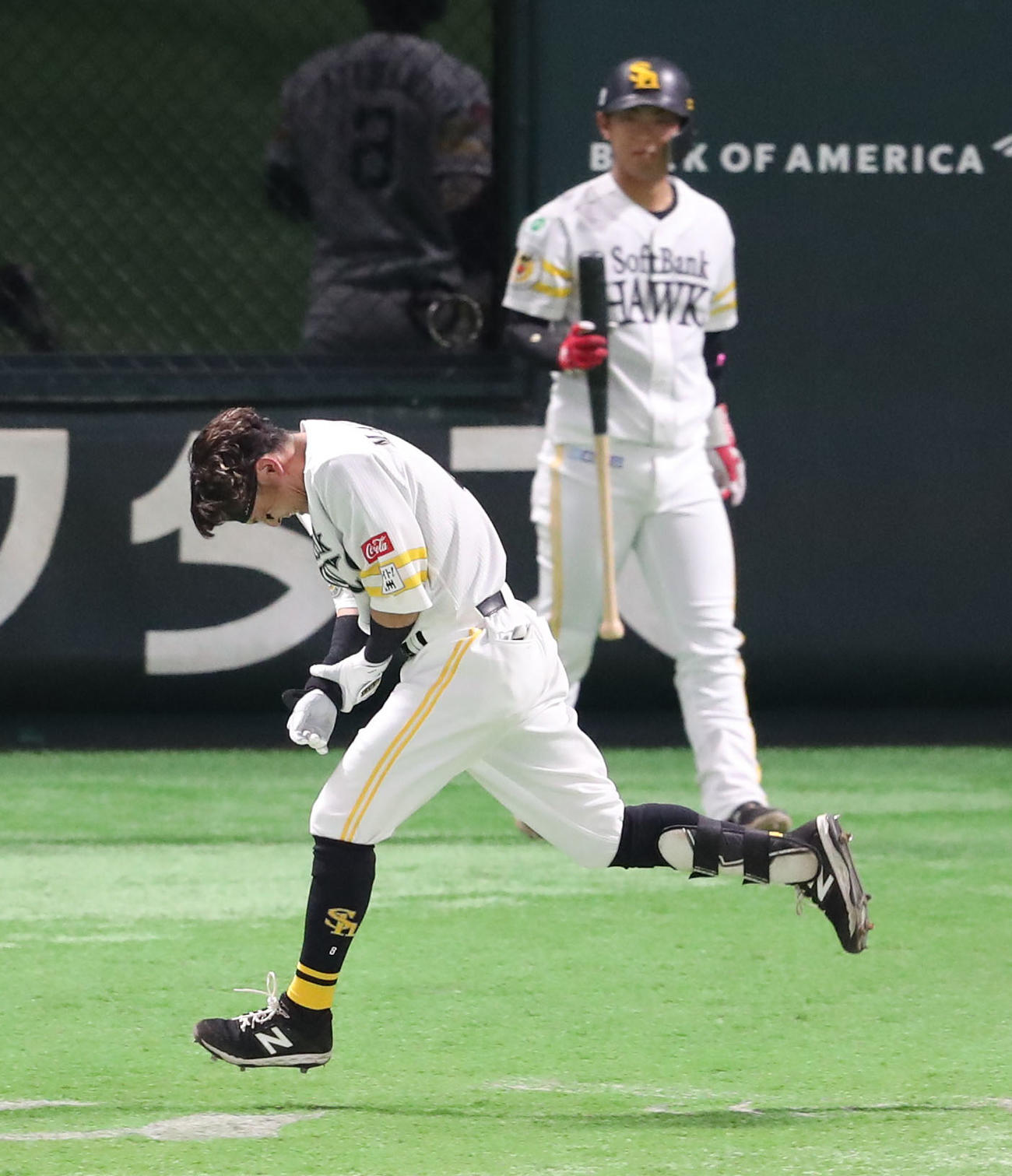 ソフトバンク対オリックス　2回裏ソフトバンク無死、牧原大は死球を受け、痛さに走る（撮影・梅根麻紀）
