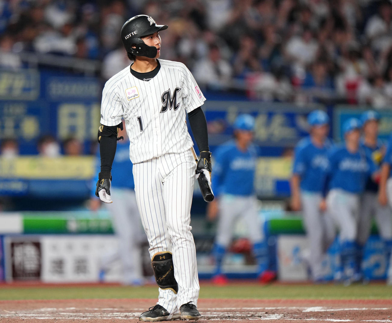 ロッテ対日本ハム　9回裏ロッテ2死一、二塁、見逃し三振に終わり肩を落とす藤原（撮影・横山健太）