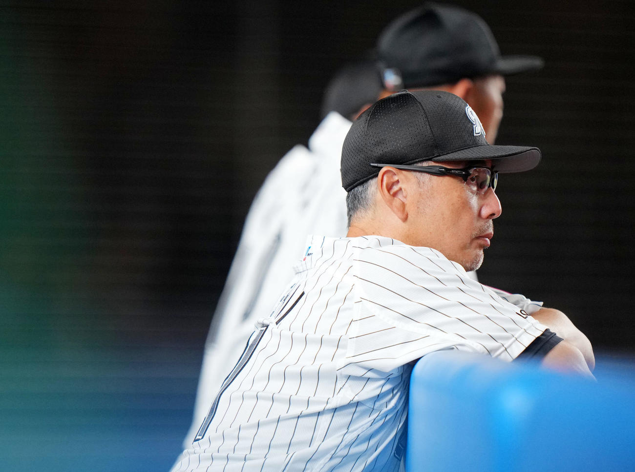 ロッテ対日本ハム　スコアを見つめるロッテ吉井監督（撮影・横山健太）