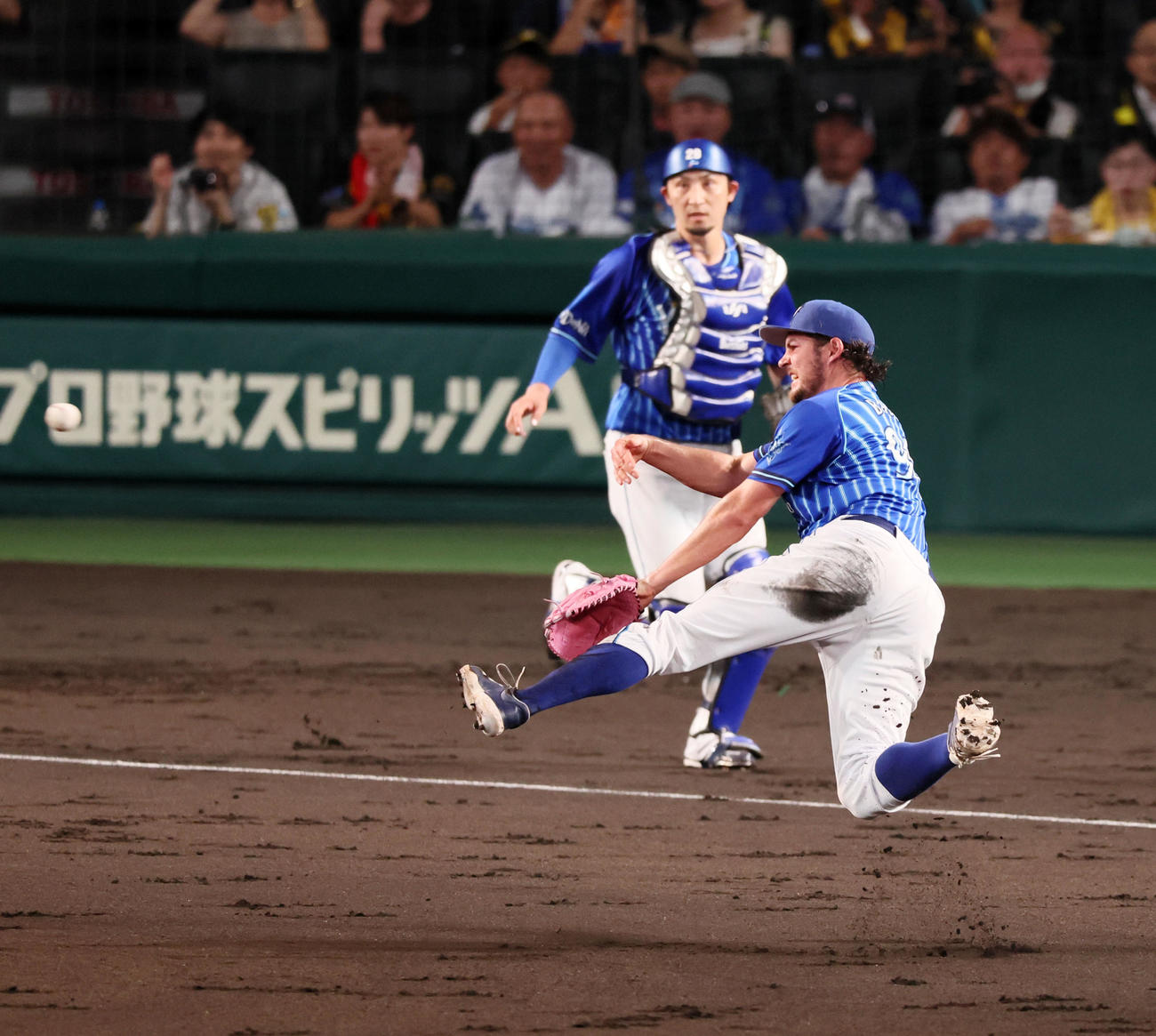 阪神対DeNA 3回裏阪神1死一塁、バウアーは近本の打球を捕球し一塁へジャンピングスロー（撮影・加藤哉）