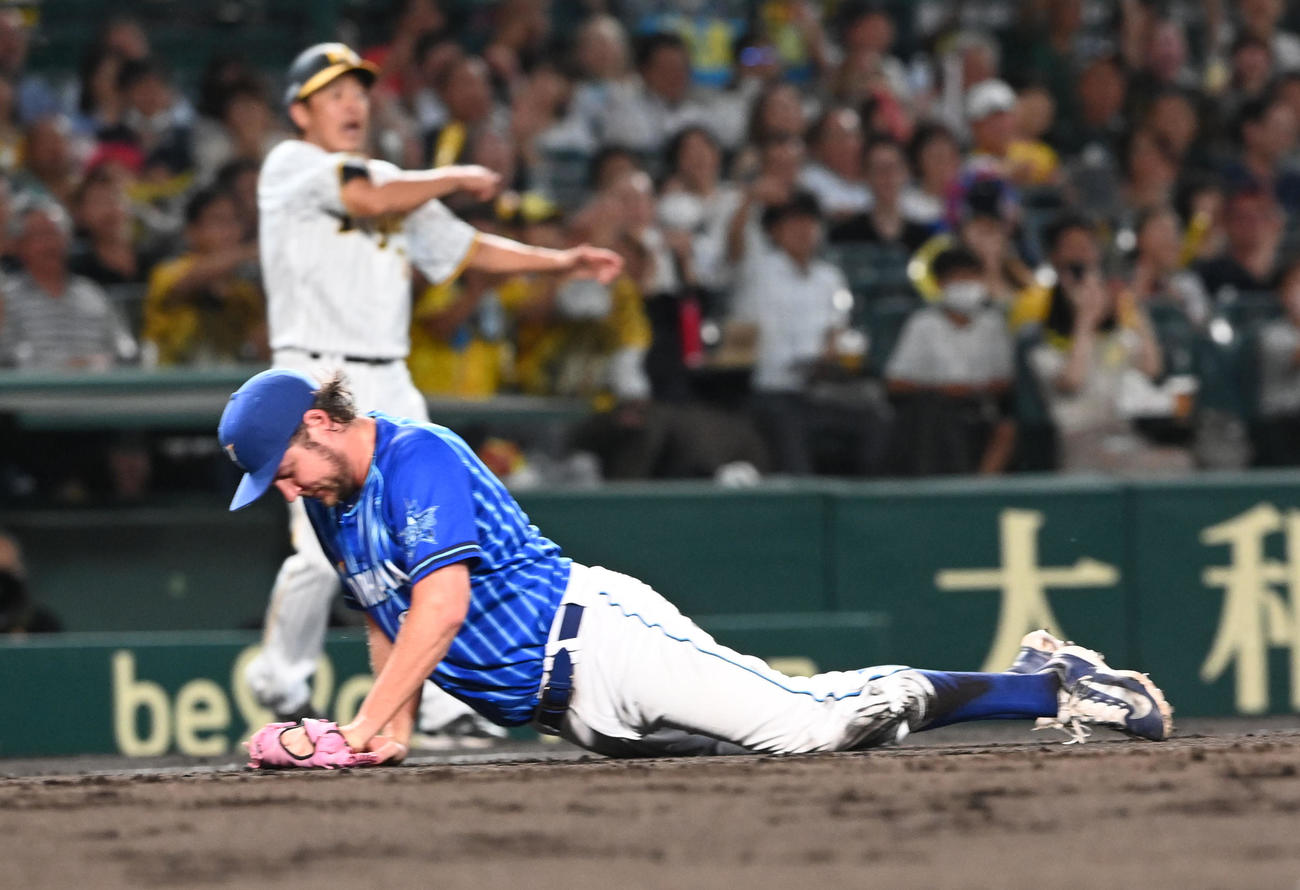 阪神対DeNA 3回裏阪神1死一塁、近本の投手内野安打をバウアーが一塁へ悪送球、二、三塁となる（撮影・前岡正明）