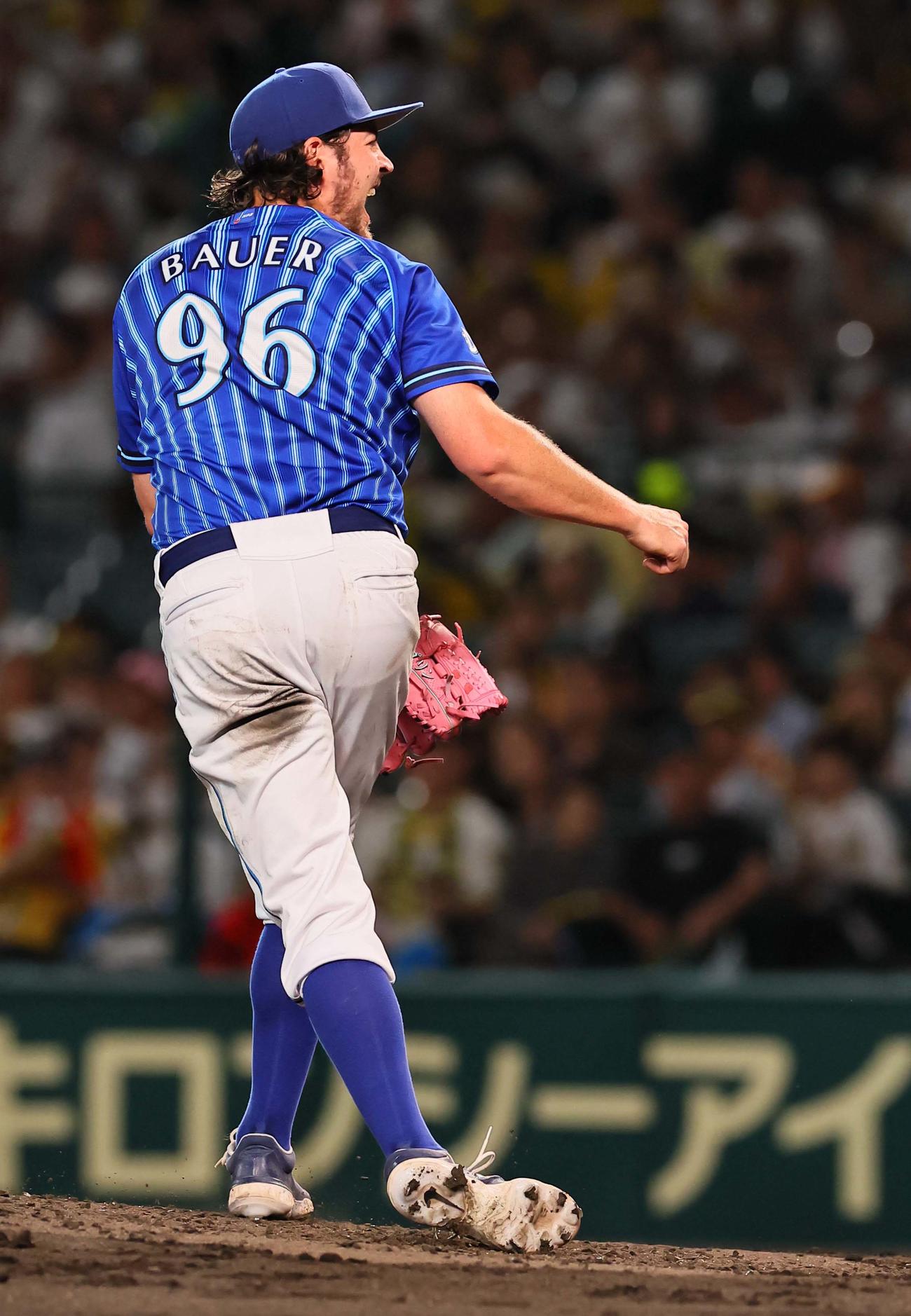阪神対DeNA 3回裏阪神2死二、三塁、バウアーは森下翔太から三振を奪い雄たけびをあげる（撮影・上田博志）