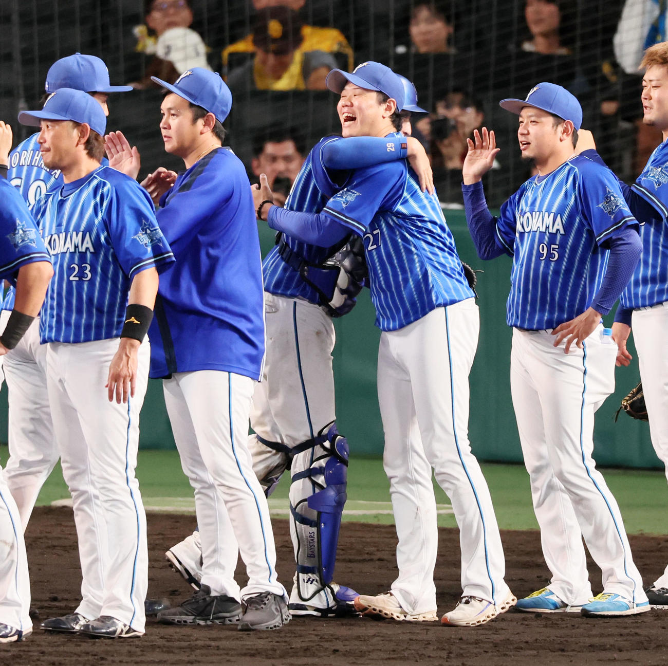 阪神対DeNA　阪神に勝利し伊藤（左）と笑顔で抱き合う上茶谷（撮影・加藤哉）