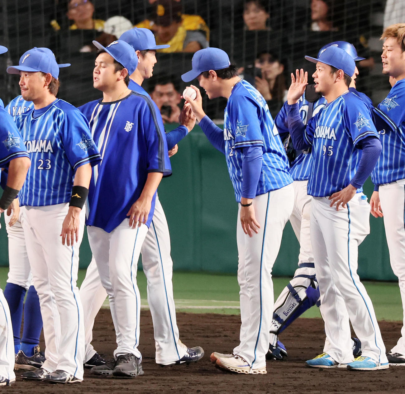 阪神対DeNA　阪神に勝利し森原（左）からウイニングボールを手渡される上茶谷（撮影・加藤哉）